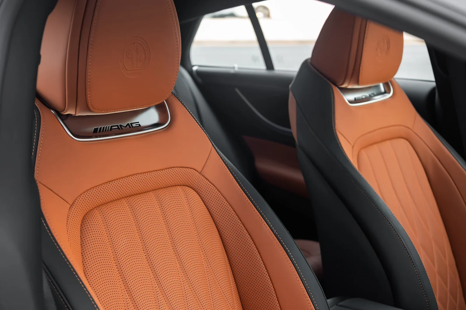 Miete Mercedes-Benz AMG GT 43 Weiß 2023 in der Dubai - 5 