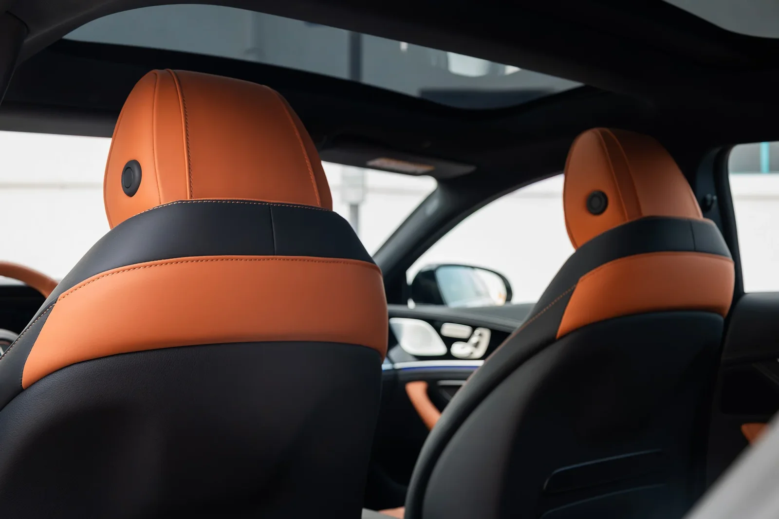 Miete Mercedes-Benz AMG GT 43 Weiß 2023 in der Dubai - 11 