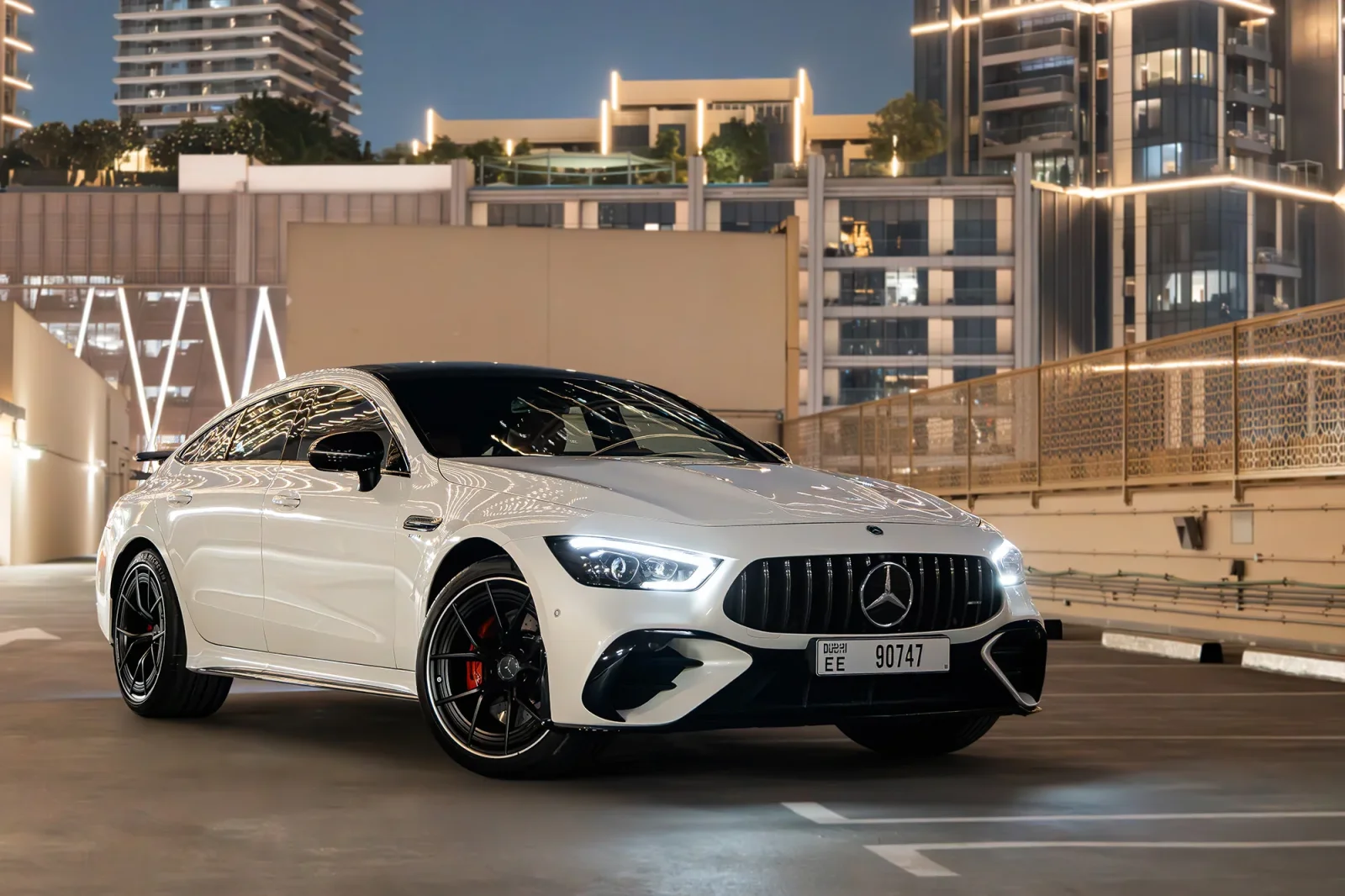 Miete Mercedes-Benz AMG GT 43 Weiß 2023 in der Dubai