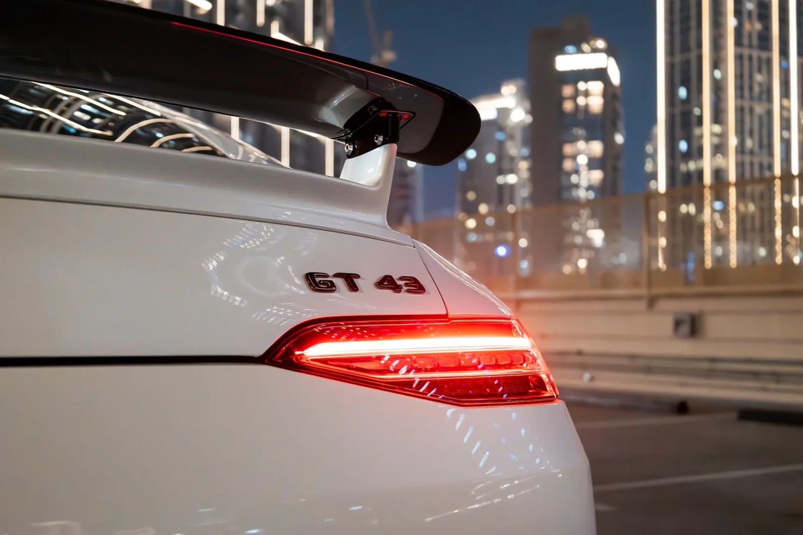 Miete Mercedes-Benz AMG GT 43 Weiß 2023 in der Dubai - 15 