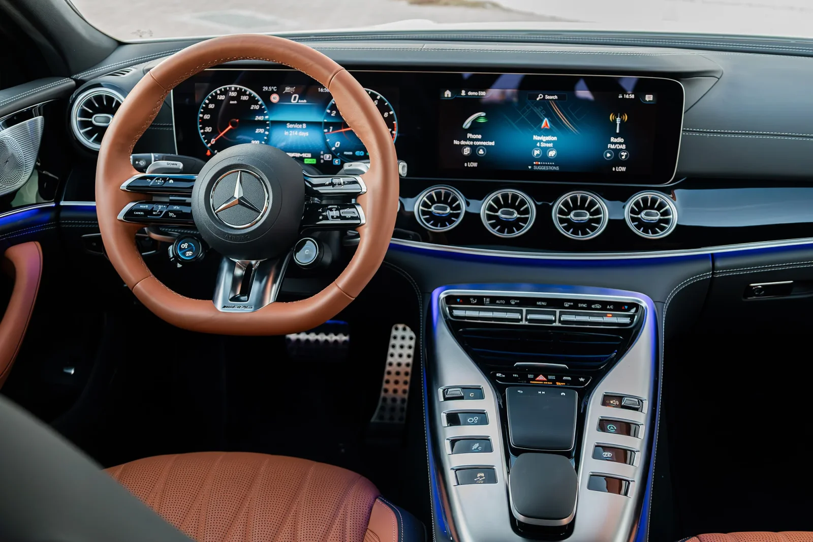 Miete Mercedes-Benz AMG GT 43 Weiß 2023 in der Dubai - 6 