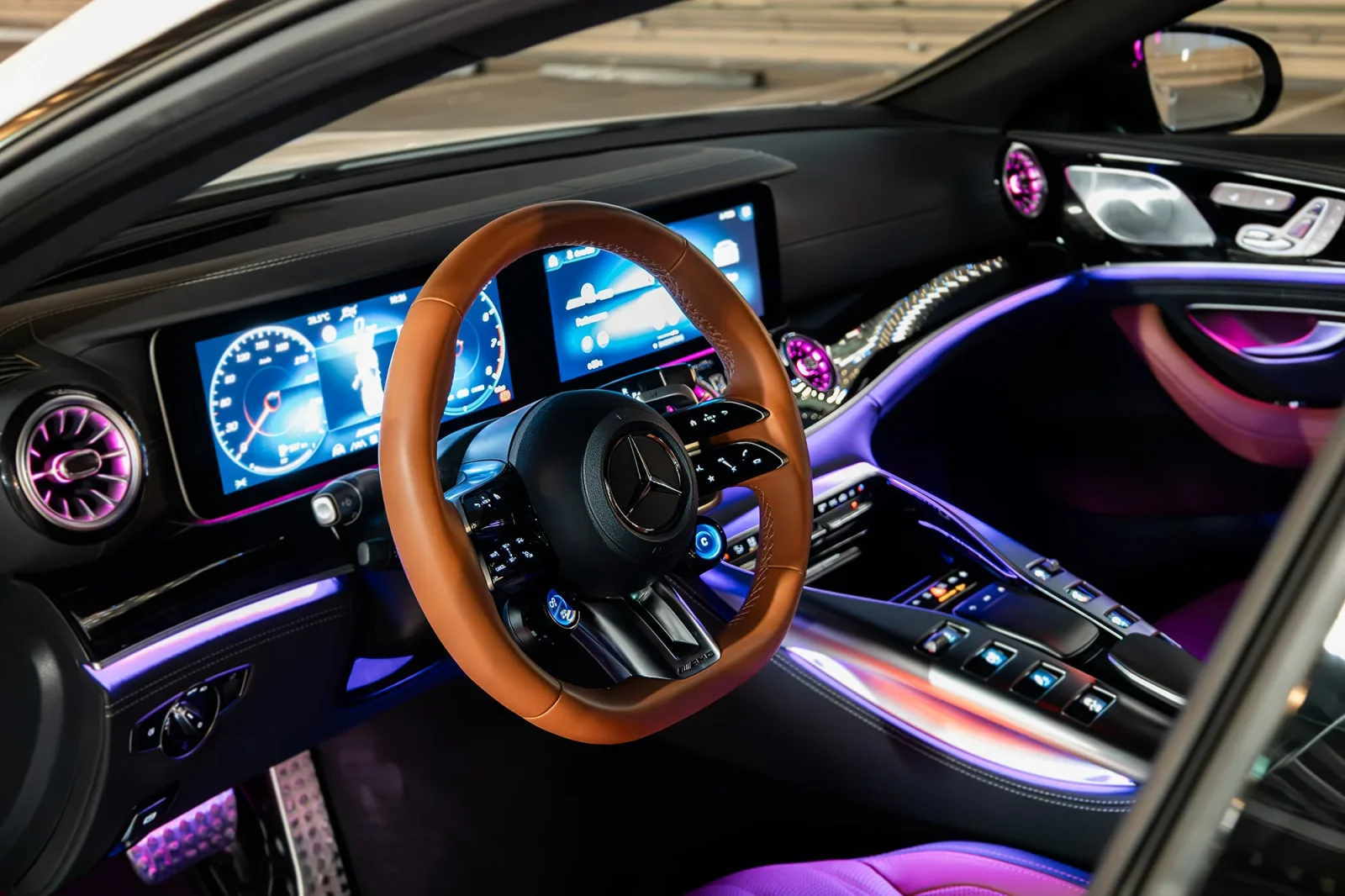 Miete Mercedes-Benz AMG GT 43 Weiß 2023 in der Dubai - 7 