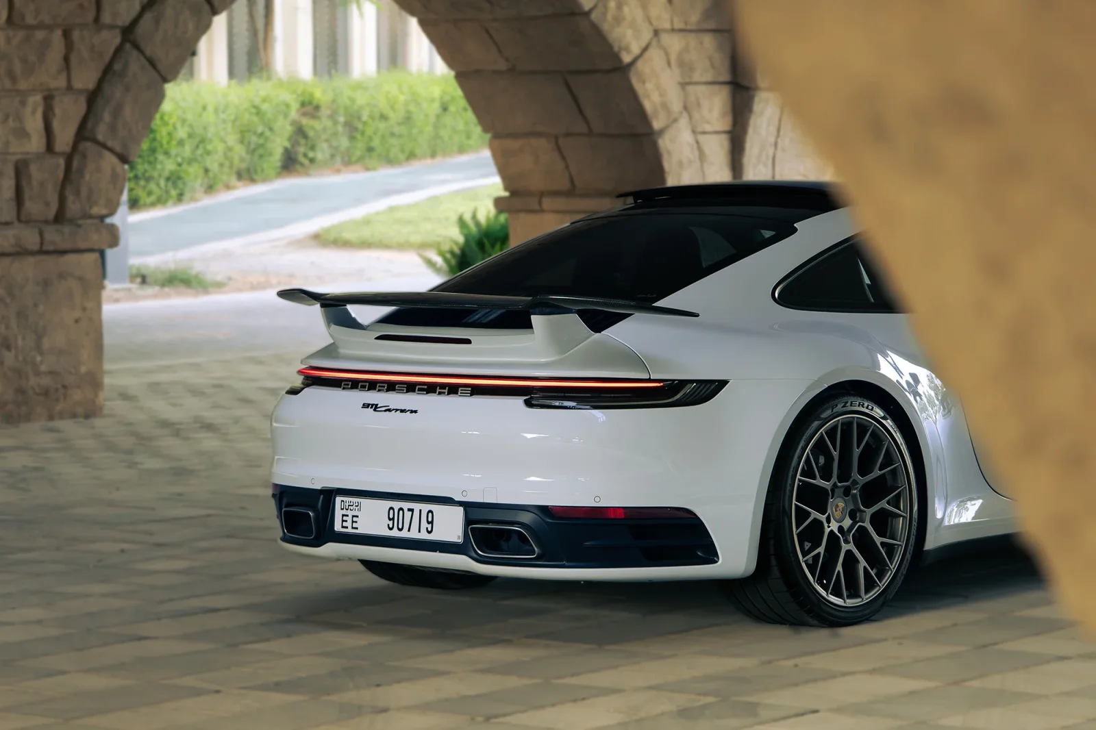 Huren Porsche 911  Wit 2023 in Dubai - 11 