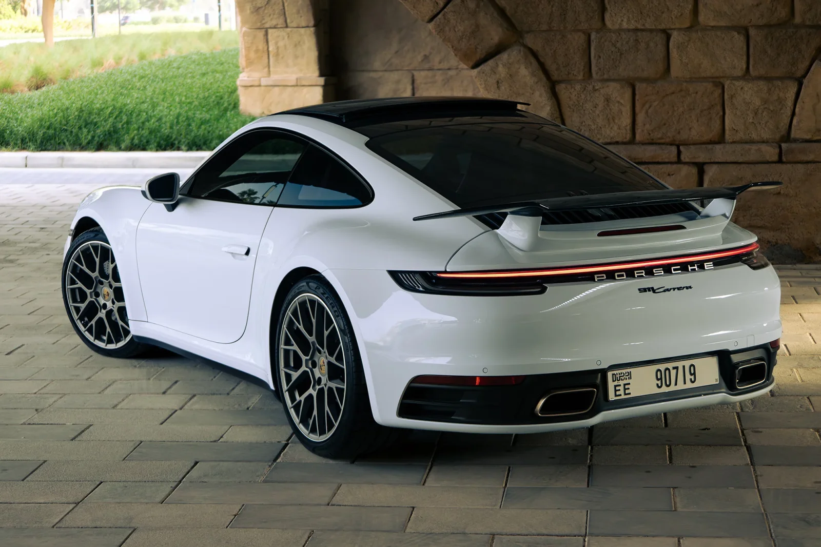 Huren Porsche 911  Wit 2023 in Dubai - 10 
