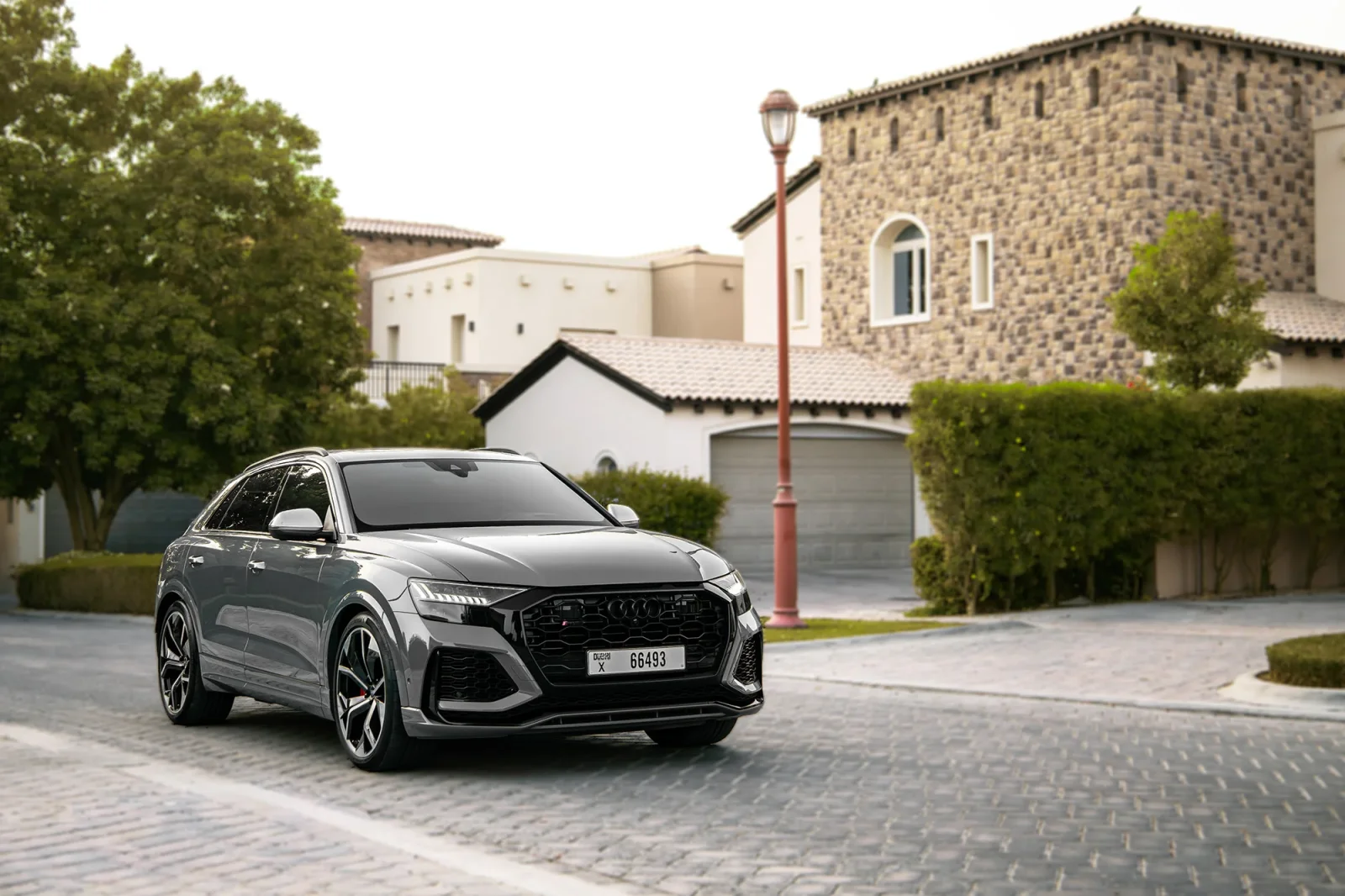 Affitto Audi RS Q8  Grigio 2023 in Dubai - 2 