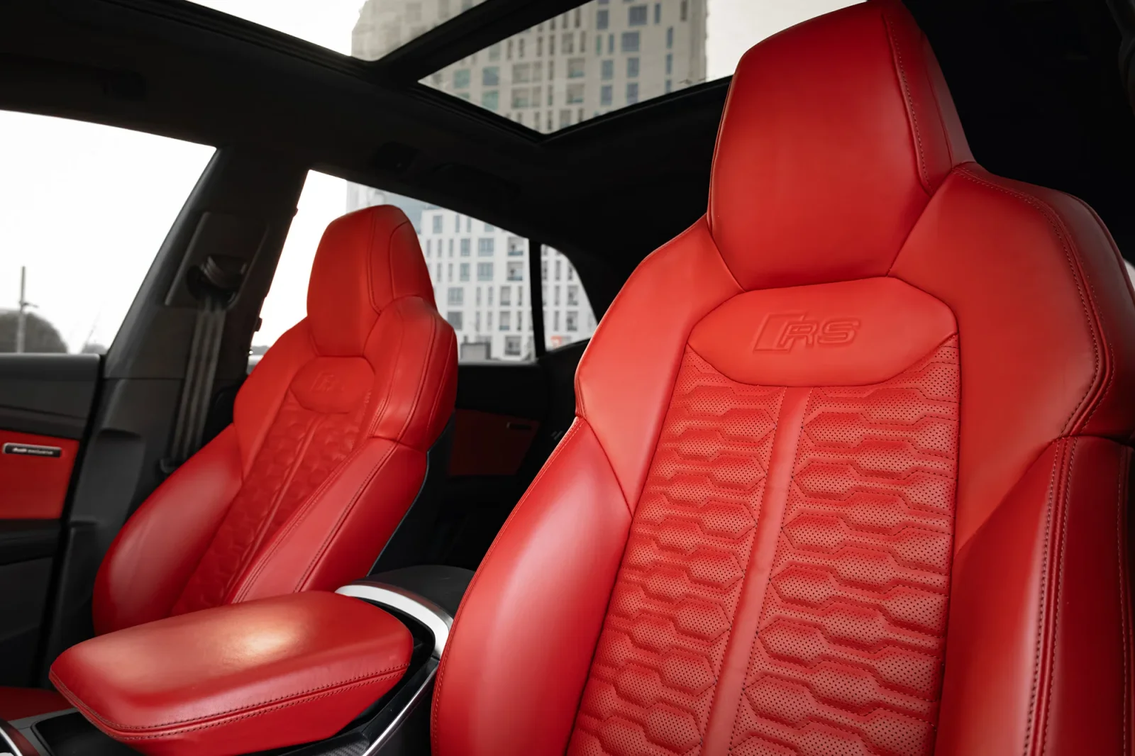 Affitto Audi RS Q8  Grigio 2023 in Dubai - 4 