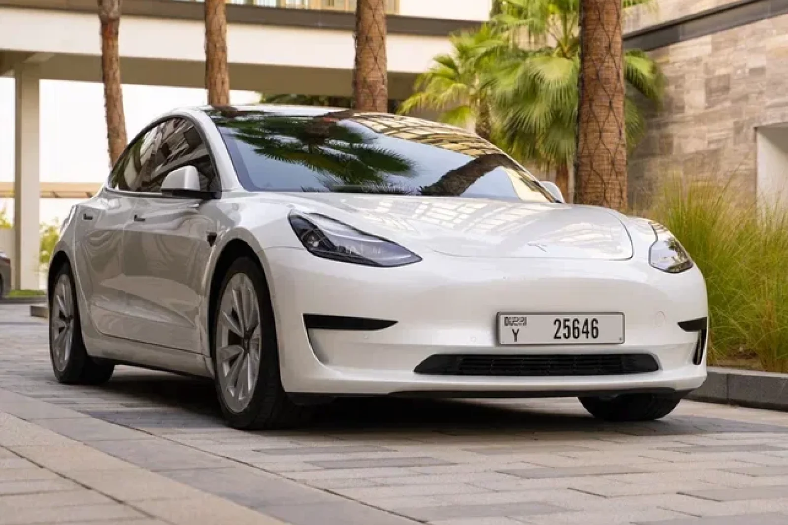 Miete Tesla Model 3  Weiß 2021 in der Dubai