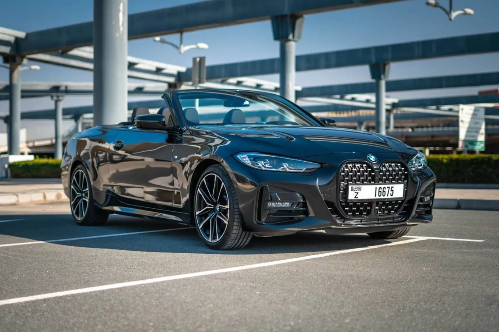 Alquiler BMW 4-Series 430i Negro 2023 en Dubái