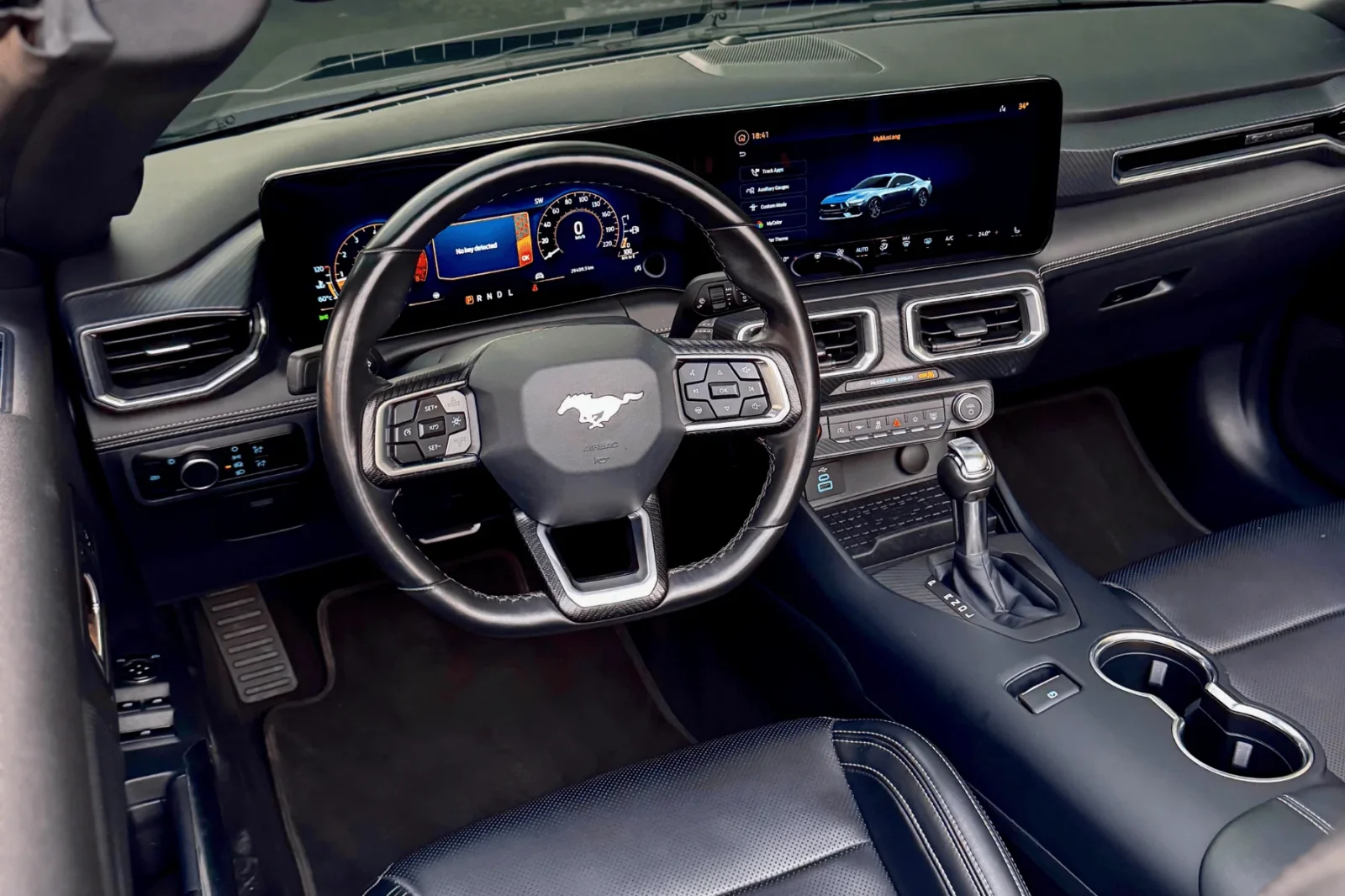 Alquiler Ford Mustang  Negro 2024 en Dubái - 4 