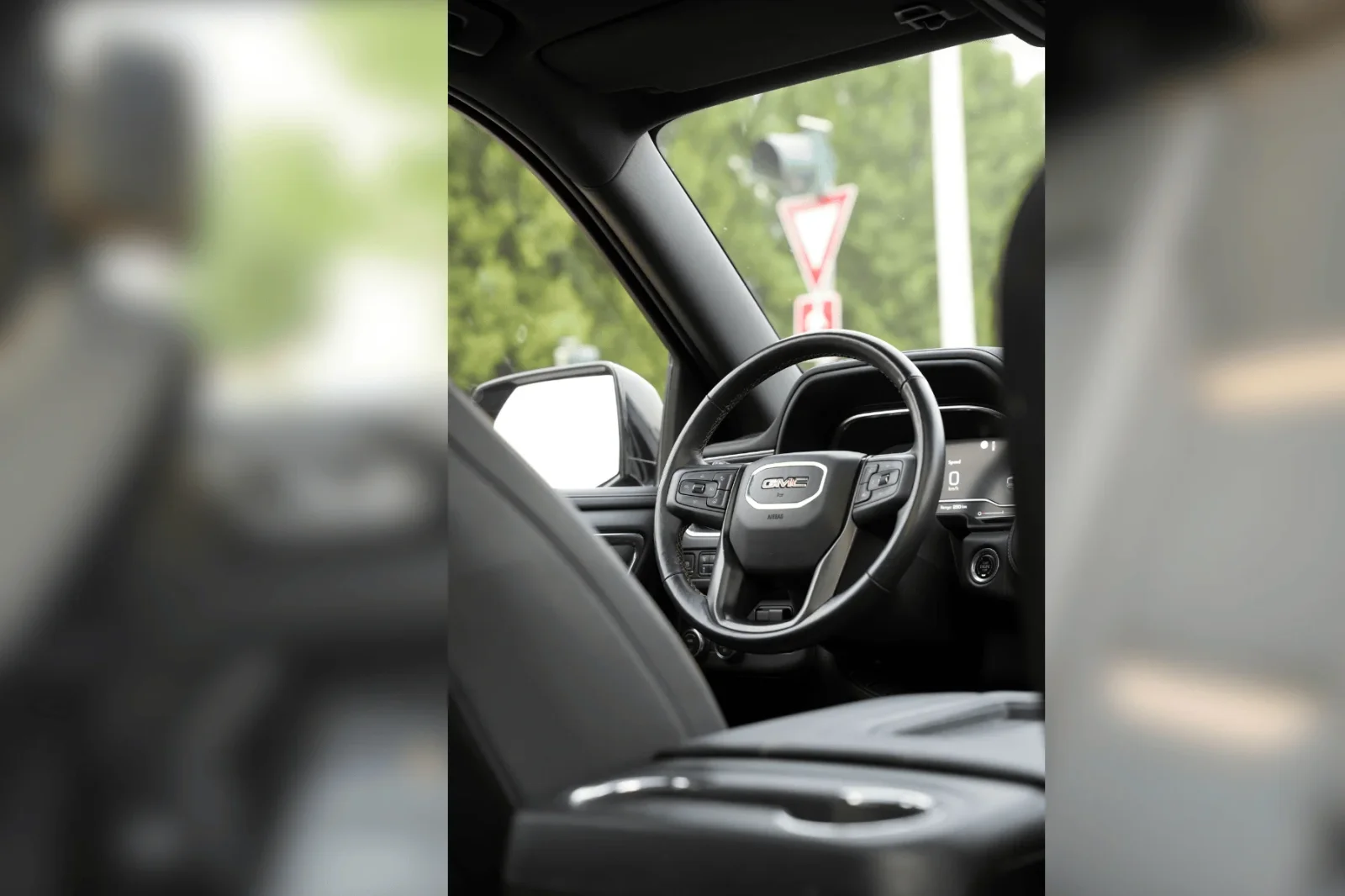 Loyer GMC Yukon AT4 Noir 2023 en Dubai - 2 