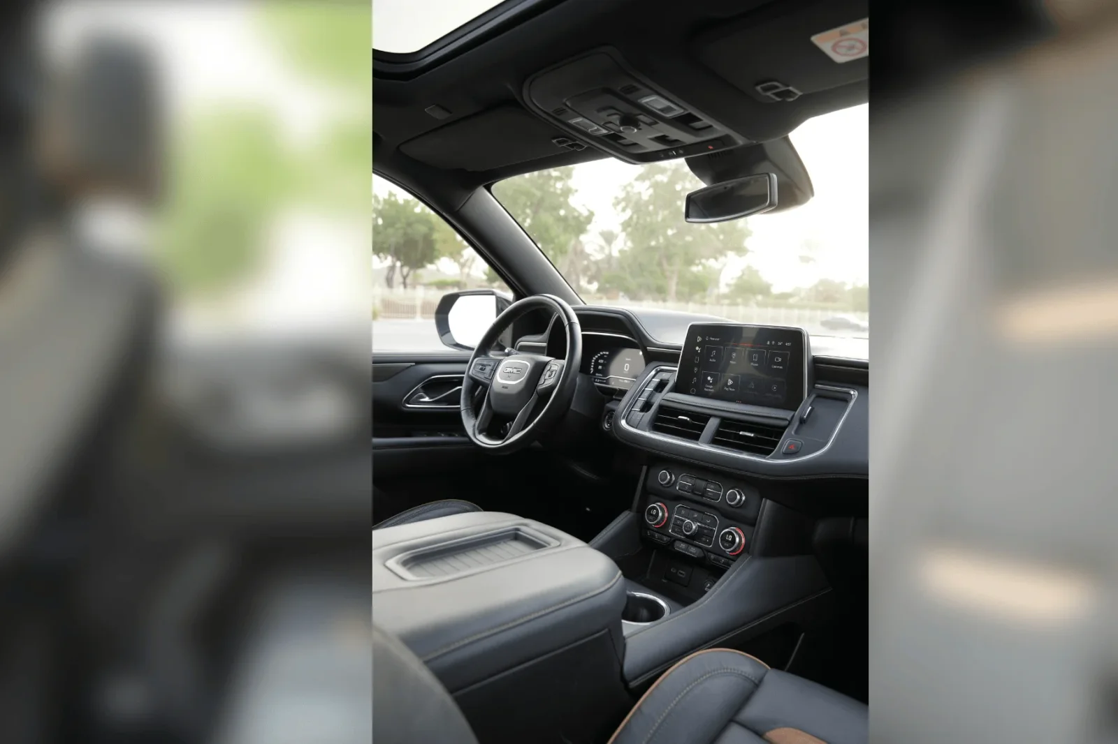 Loyer GMC Yukon AT4 Noir 2023 en Dubai - 3 