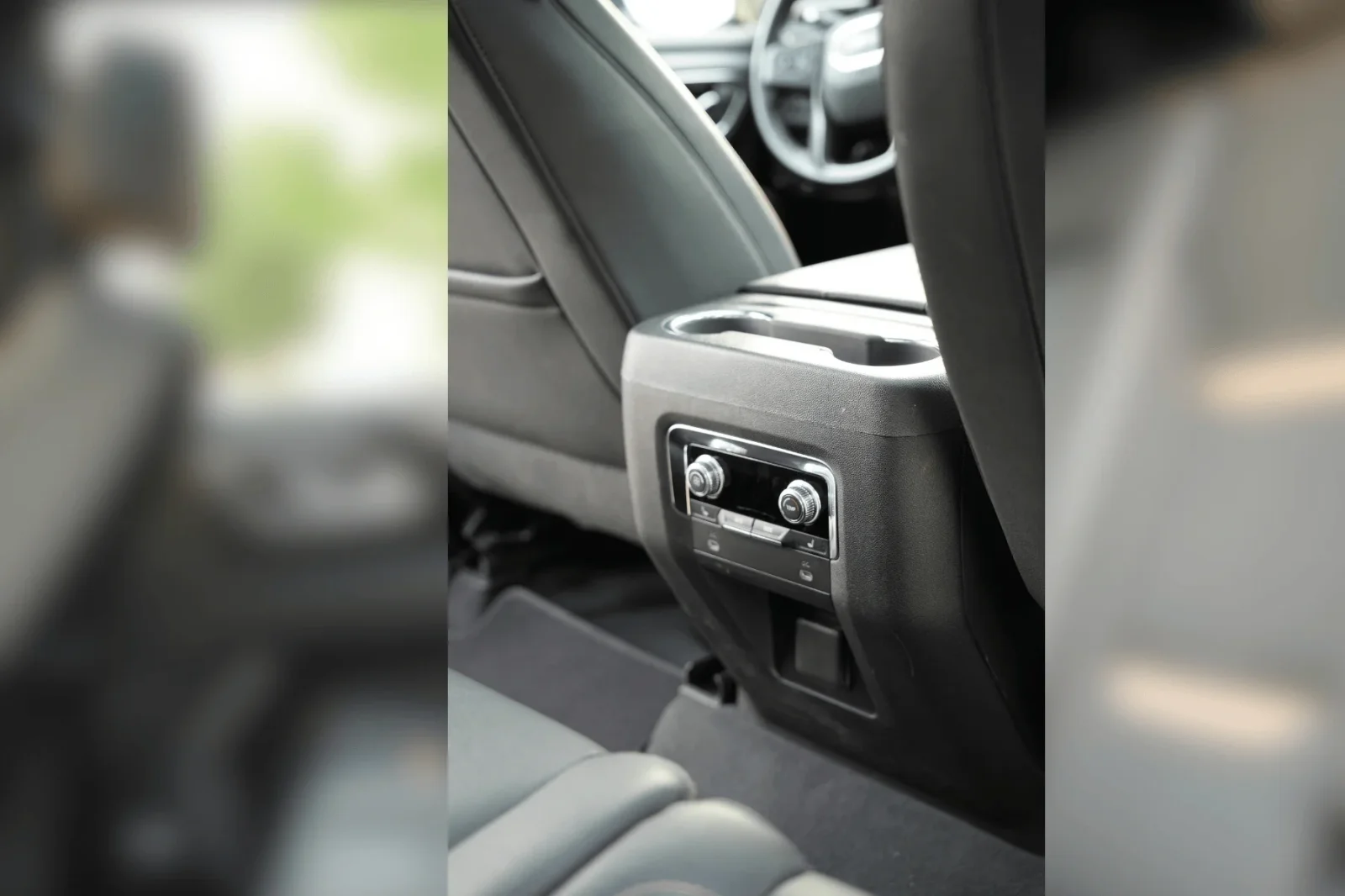 Loyer GMC Yukon AT4 Noir 2023 en Dubai - 6 