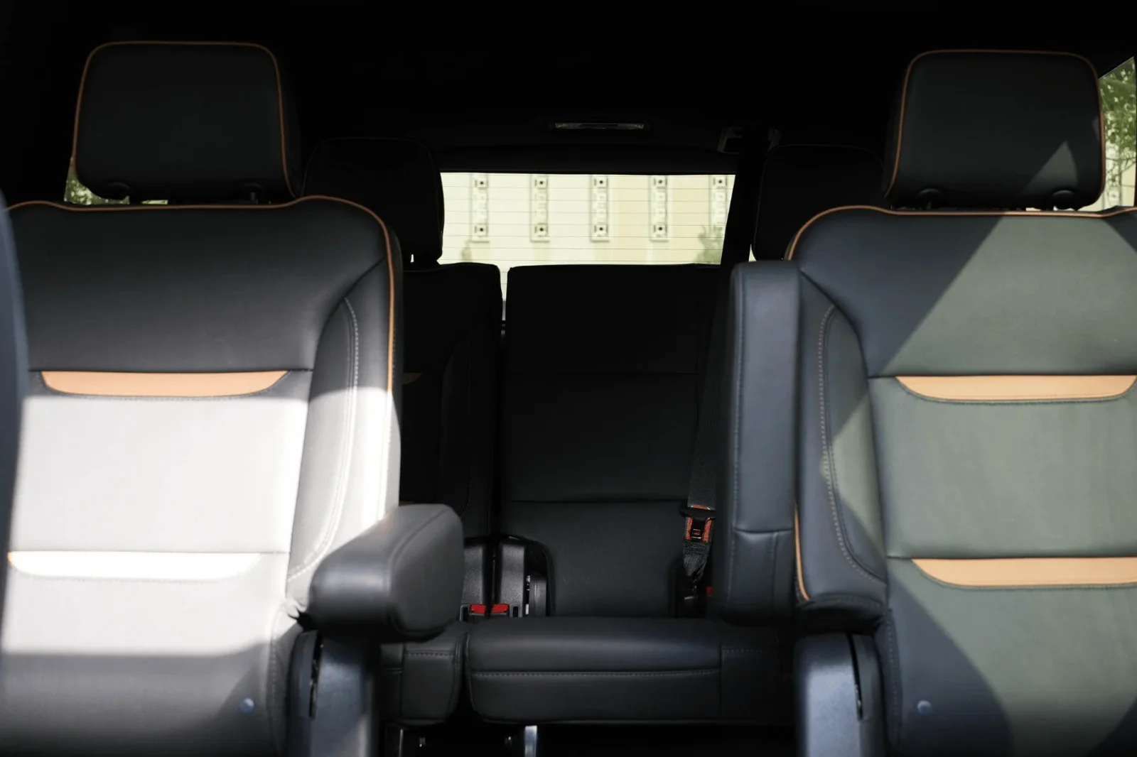 Loyer GMC Yukon AT4 Noir 2023 en Dubai - 4 