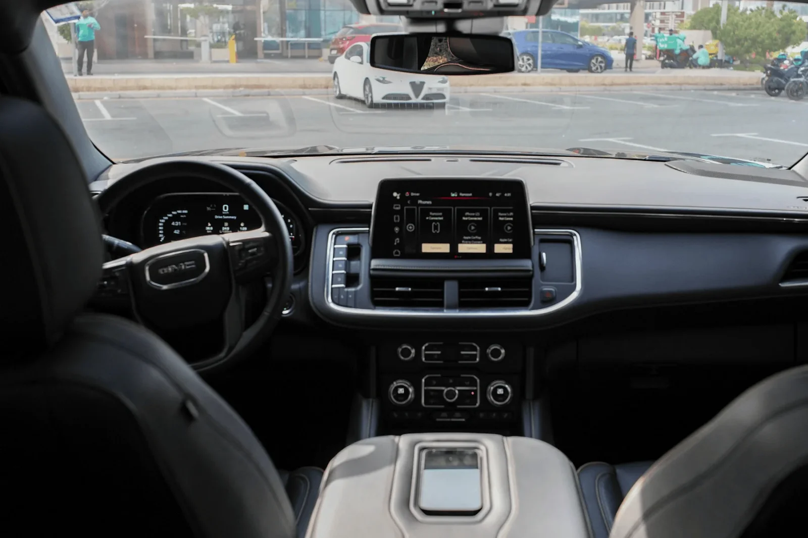 Loyer GMC Yukon AT4 Noir 2023 en Dubai - 3 