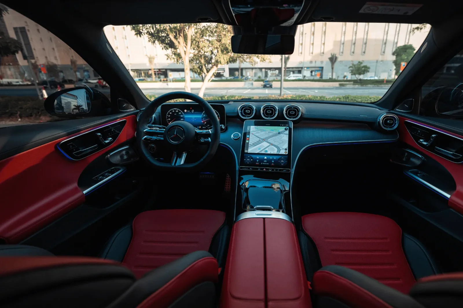 Kiralık Mercedes-Benz C-Class 200 Siyah 2024 içinde Dubai - 4 