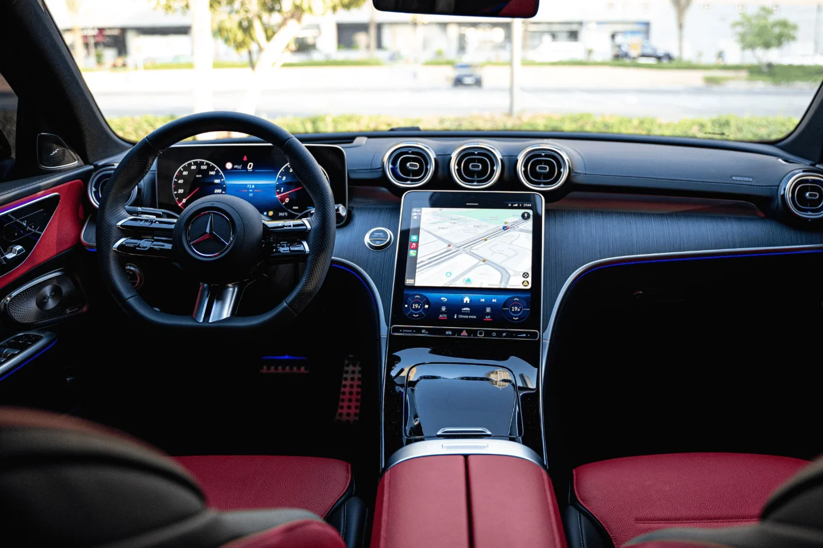 Kiralık Mercedes-Benz C-Class 200 Siyah 2024 içinde Dubai - 5 