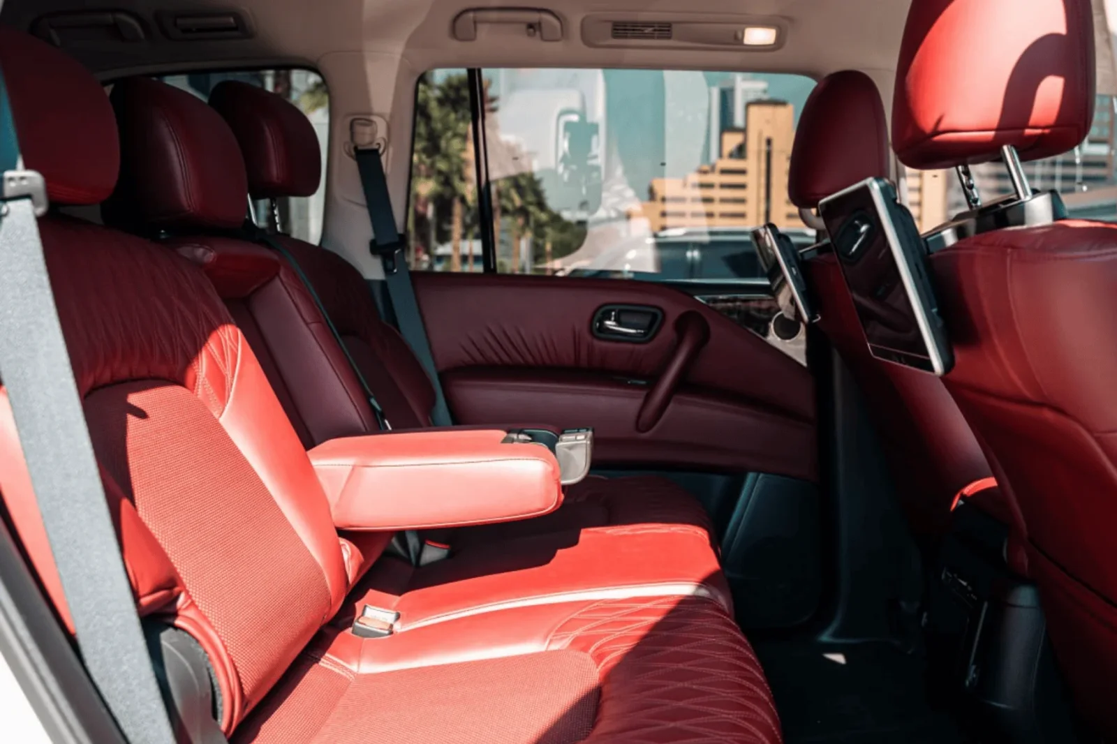 Kiralık Nissan Patrol  Siyah 2022 içinde Dubai - 3 