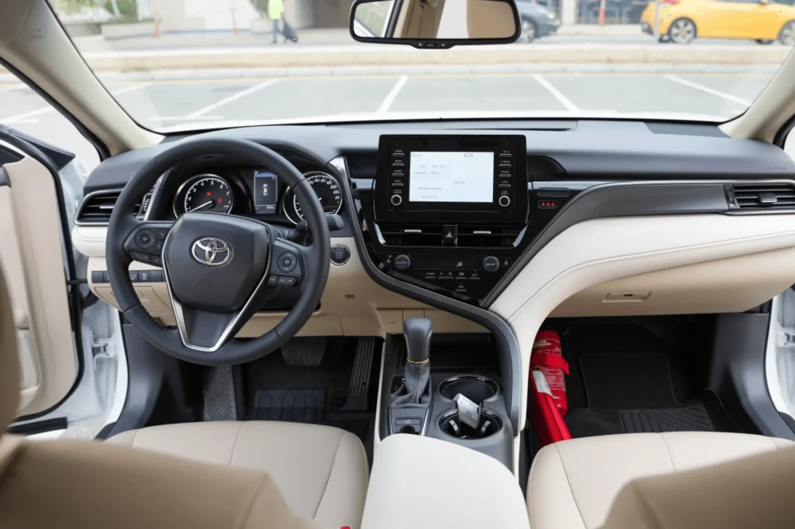 Loyer Toyota Camry  Blanc 2023 en Dubai - 4 
