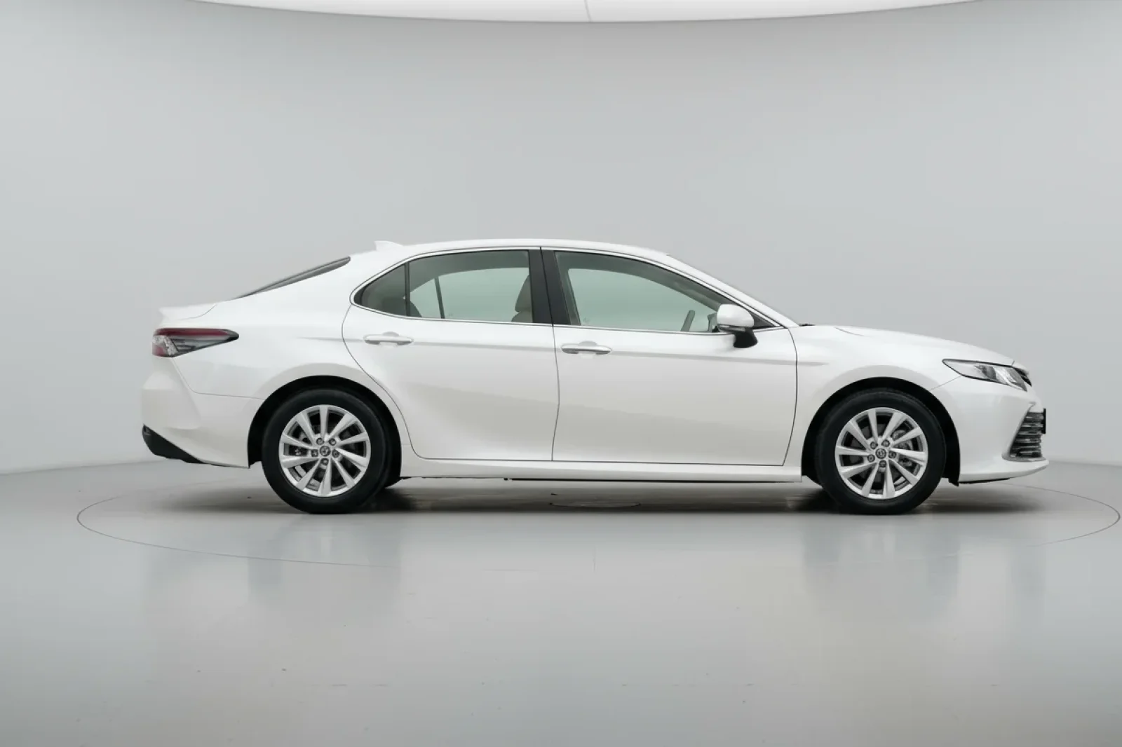 Loyer Toyota Camry  Blanc 2023 en Dubai - 8 