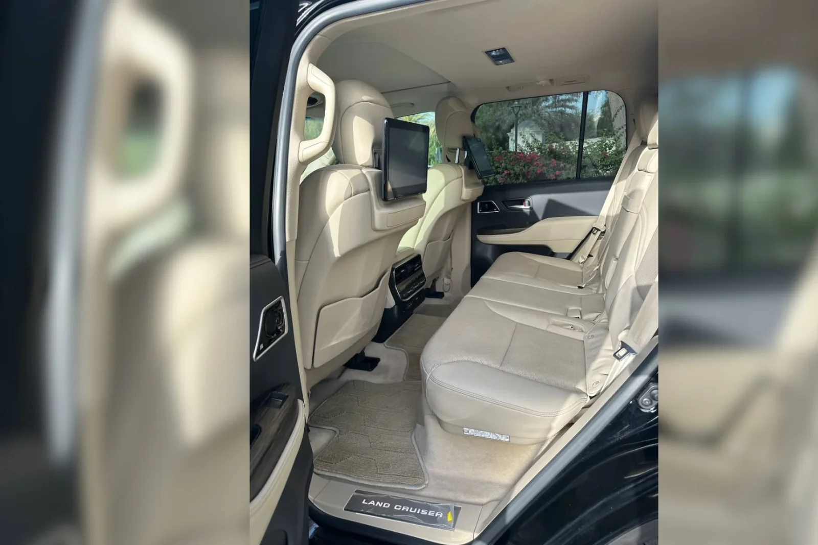 Loyer Toyota Land Cruiser VXR Noir 2024 en Dubai - 4 