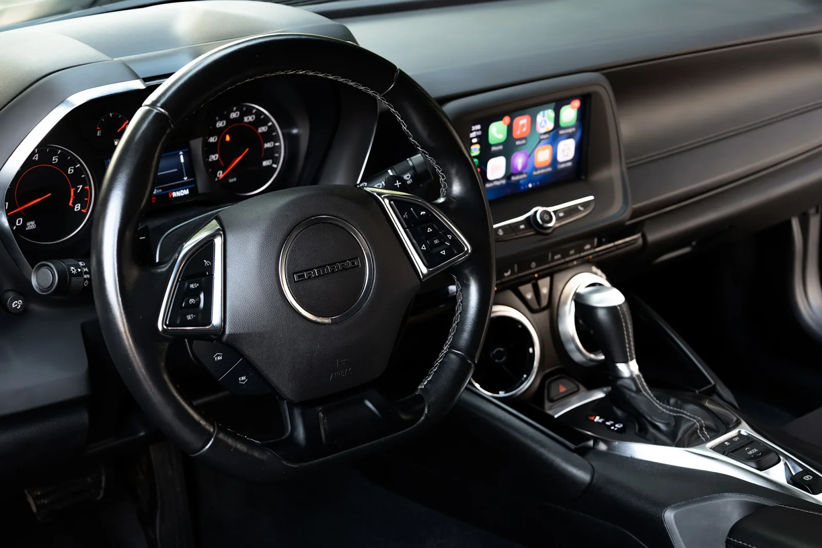 Kiralık Chevrolet Camaro  Siyah 2023 içinde Dubai - 2 