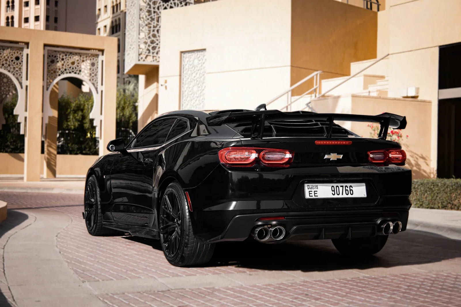 Kiralık Chevrolet Camaro  Siyah 2023 içinde Dubai - 4 