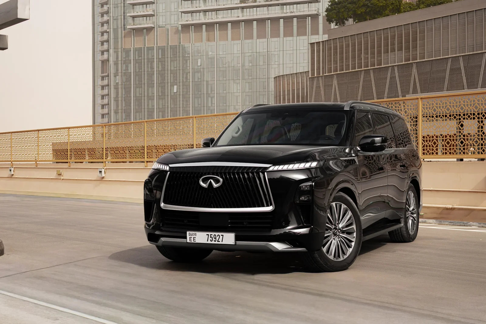 Loyer Infiniti QX80  Noir 2025 en Dubai - 2 