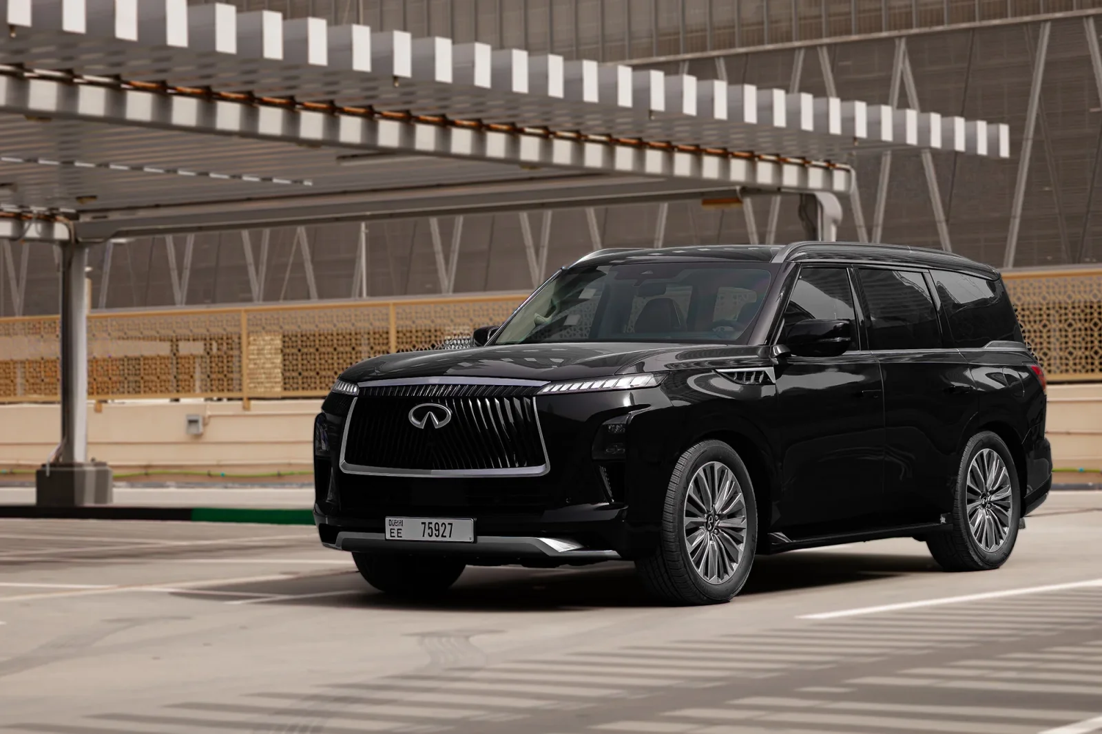 Loyer Infiniti QX80  Noir 2025 en Dubai - 10 