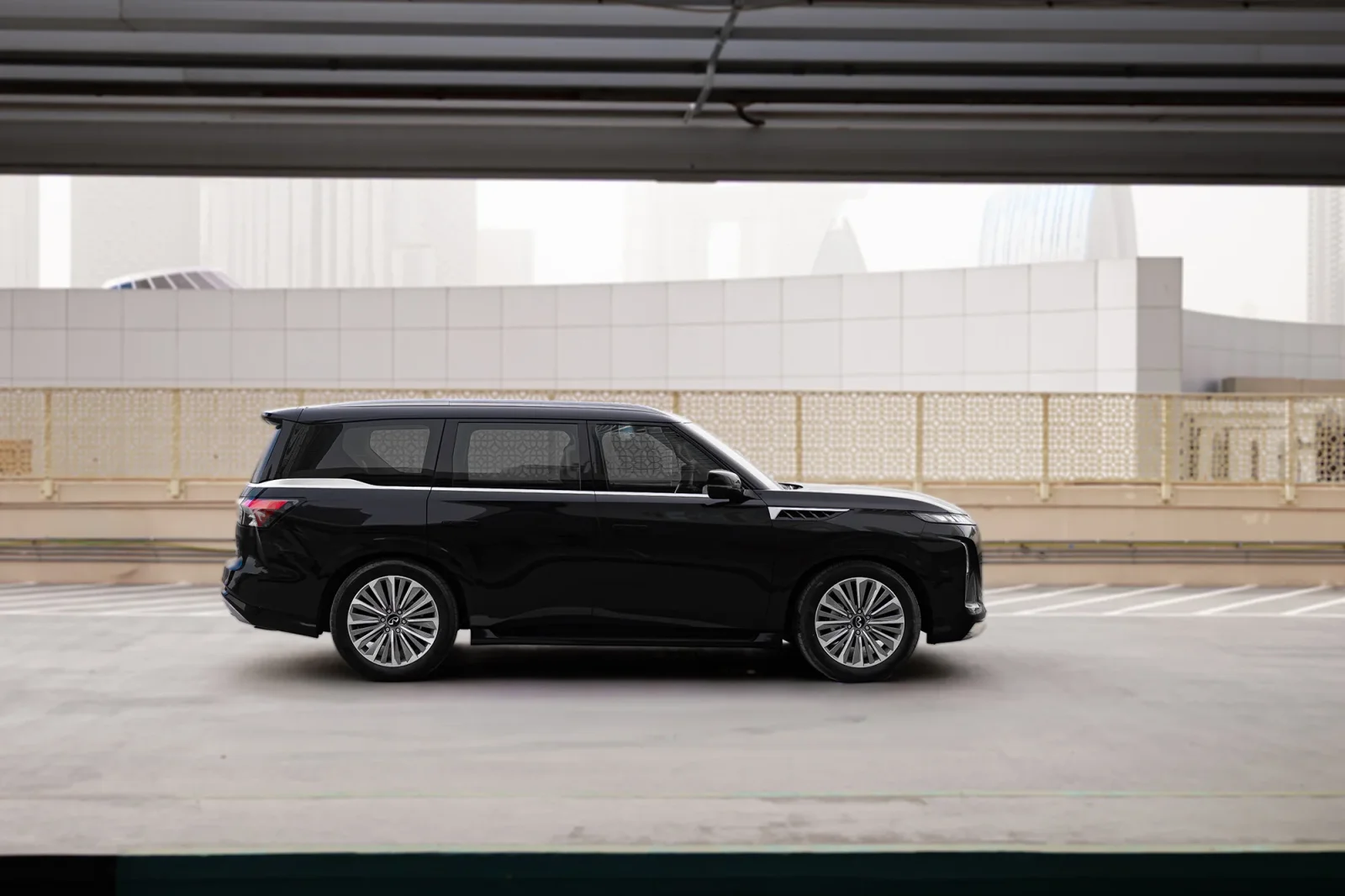 Loyer Infiniti QX80  Noir 2025 en Dubai - 16 