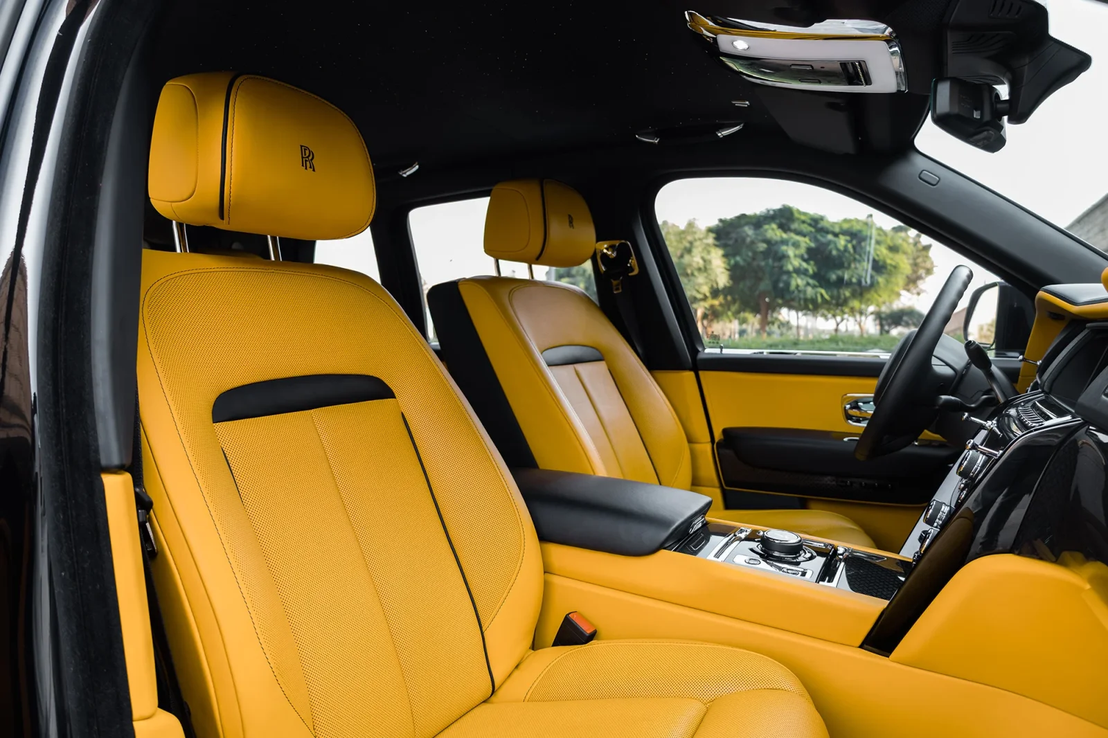 Kiralık Rolls-Royce Cullinan  Siyah 2022 içinde Dubai - 3 