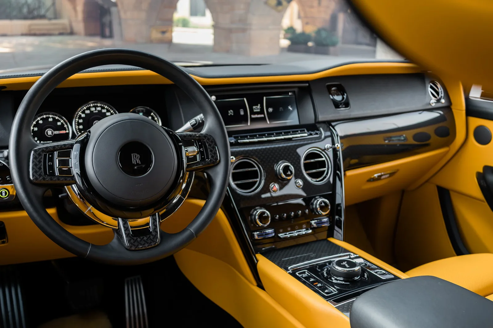 Kiralık Rolls-Royce Cullinan  Siyah 2022 içinde Dubai - 2 