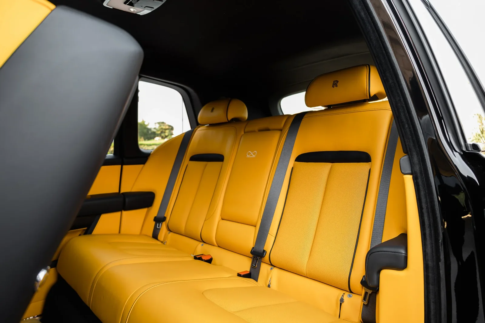 Kiralık Rolls-Royce Cullinan  Siyah 2022 içinde Dubai - 4 