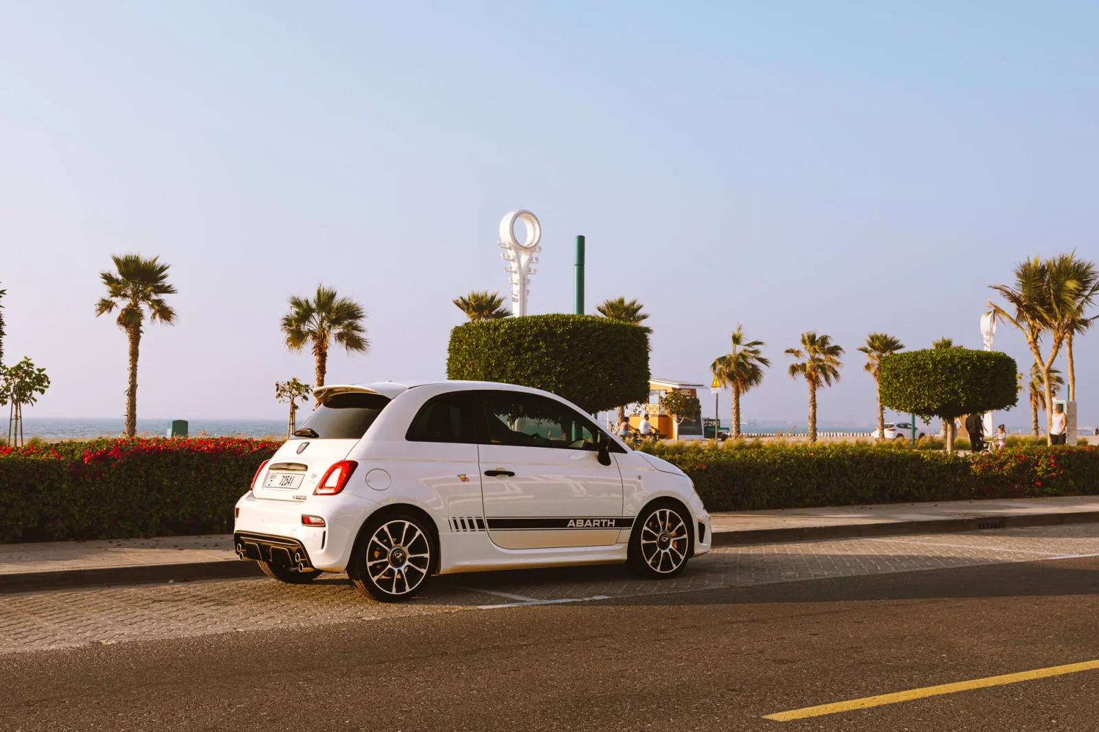 Loyer Abarth 695 Turismo Blanc 2024 en Dubai - 7 