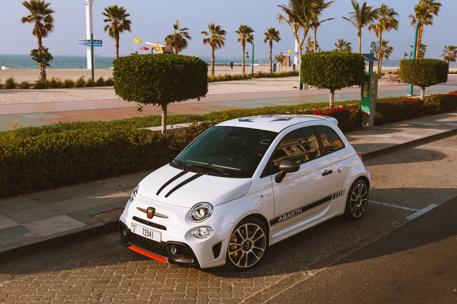 Loyer Abarth 695 Turismo Blanc 2024 en Dubai