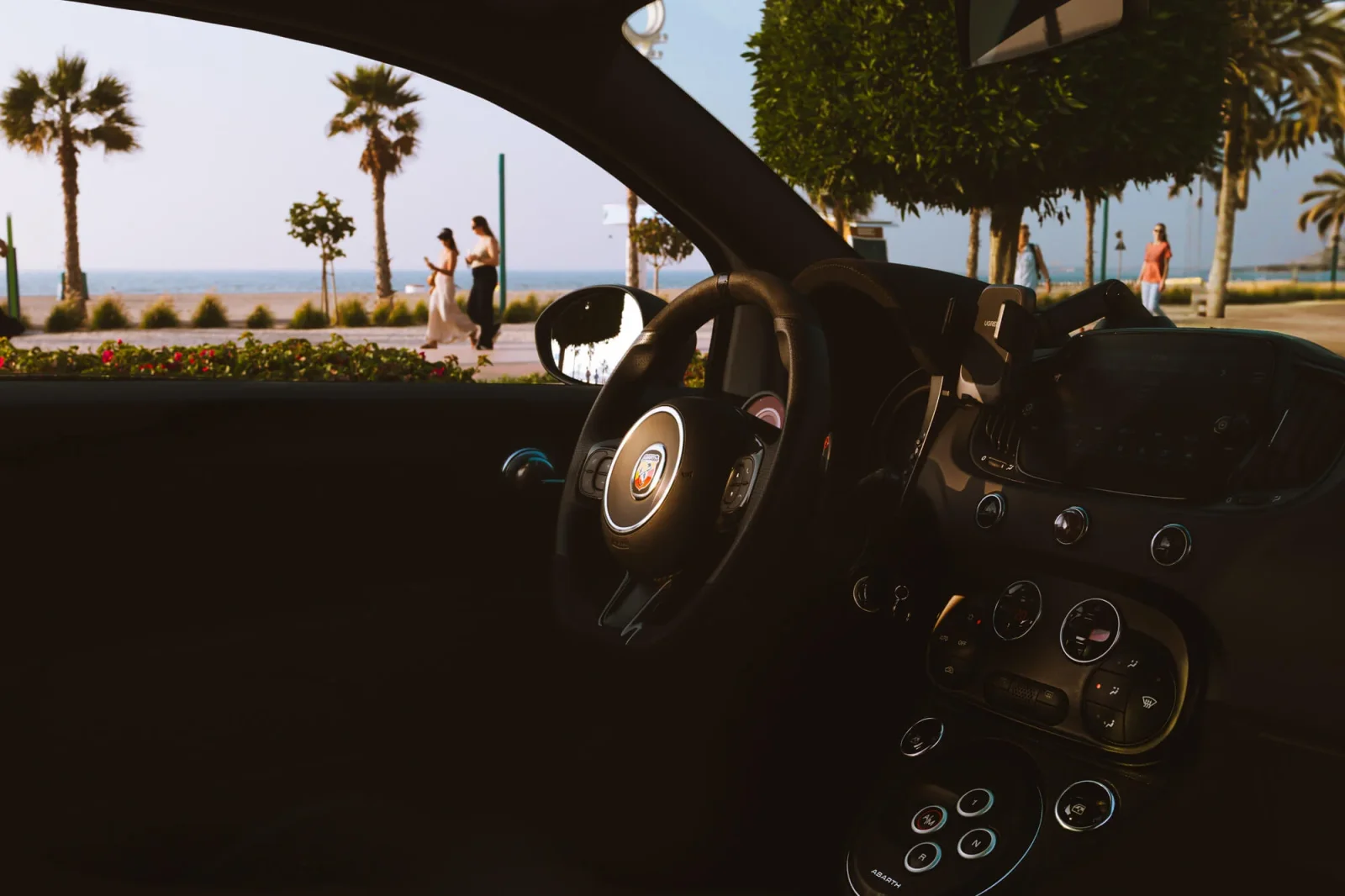 Loyer Abarth 695 Turismo Blanc 2024 en Dubai - 8 