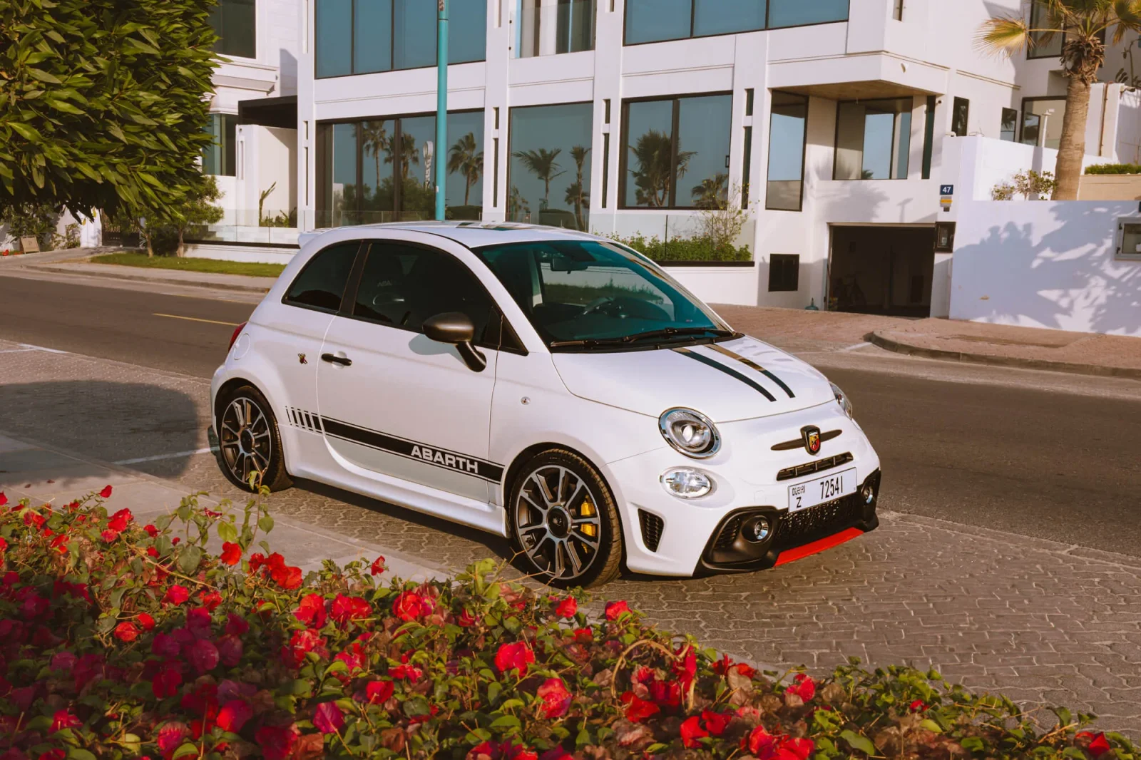 Loyer Abarth 695 Turismo Blanc 2024 en Dubai - 2 