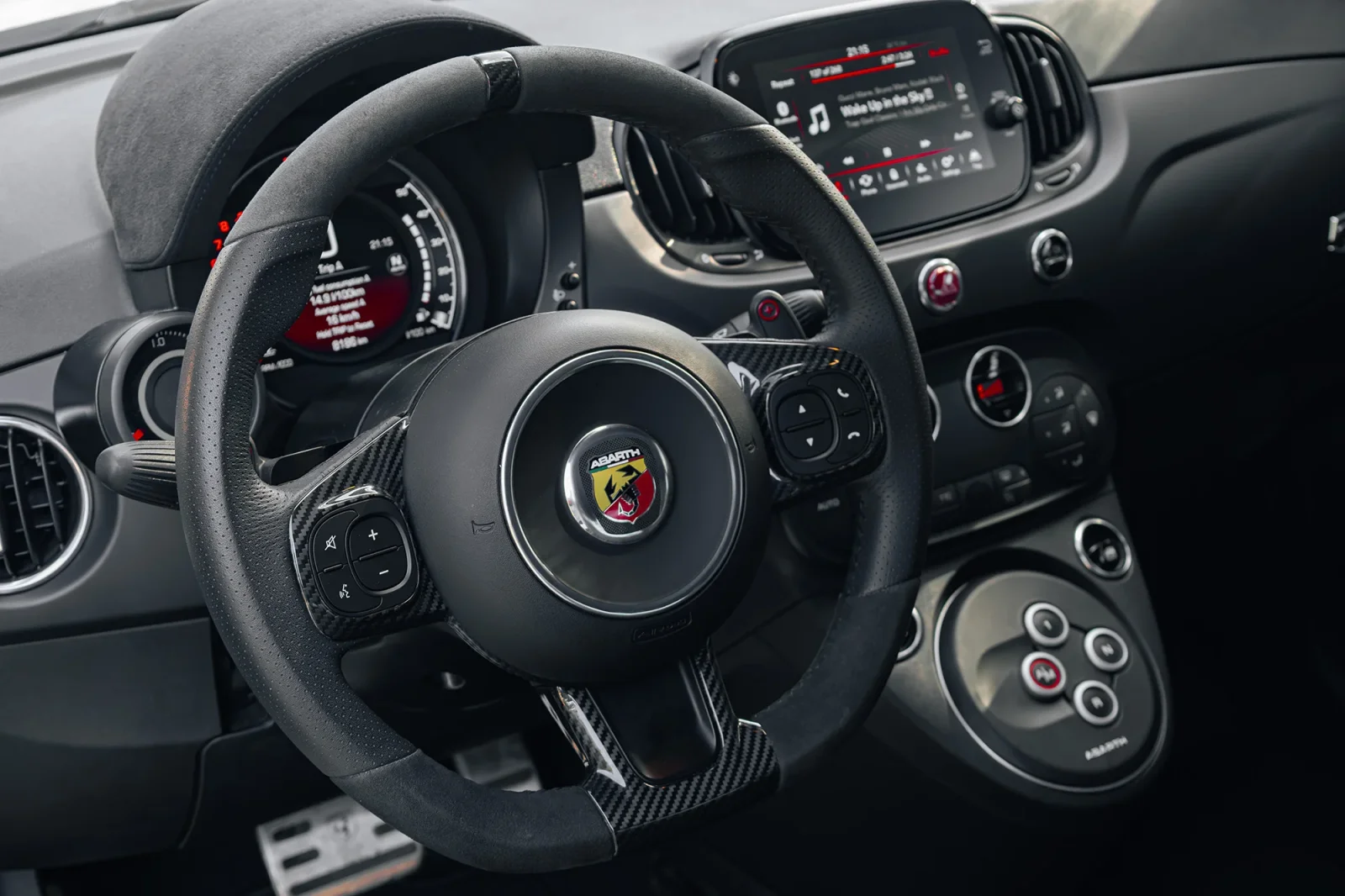 Loyer Abarth 695 Turismo Blanc 2024 en Dubai - 3 