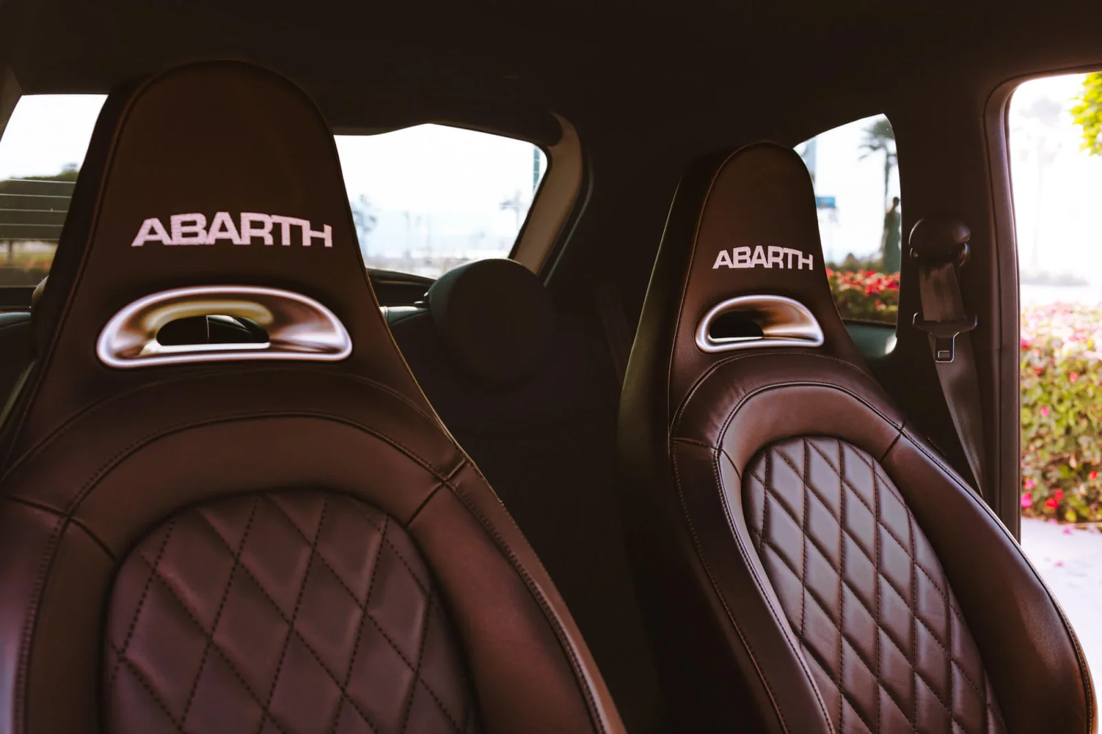 Loyer Abarth 695 Turismo Blanc 2024 en Dubai - 5 