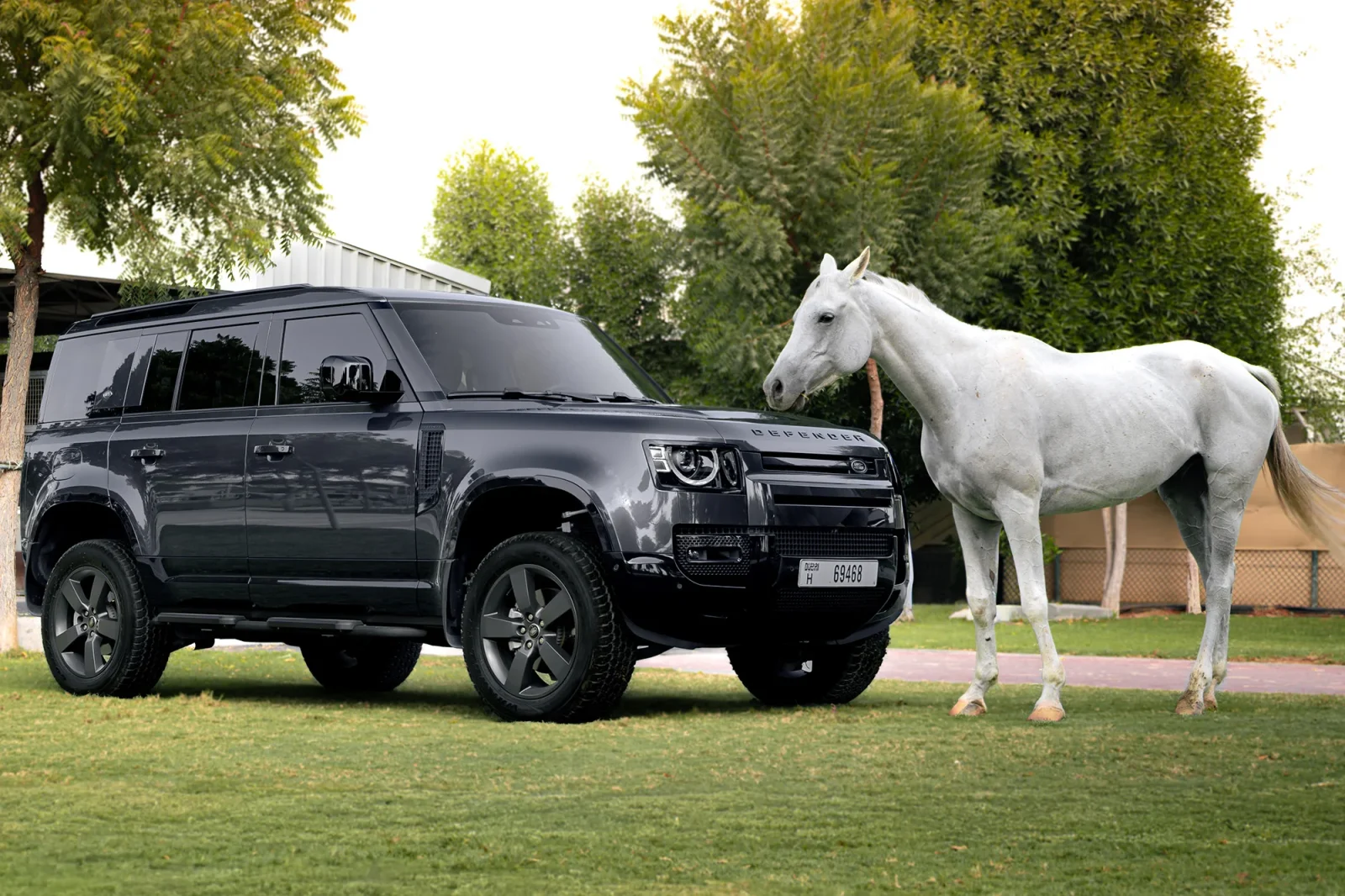 Kiralık Land Rover Defender  Gri 2024 içinde Dubai - 2 