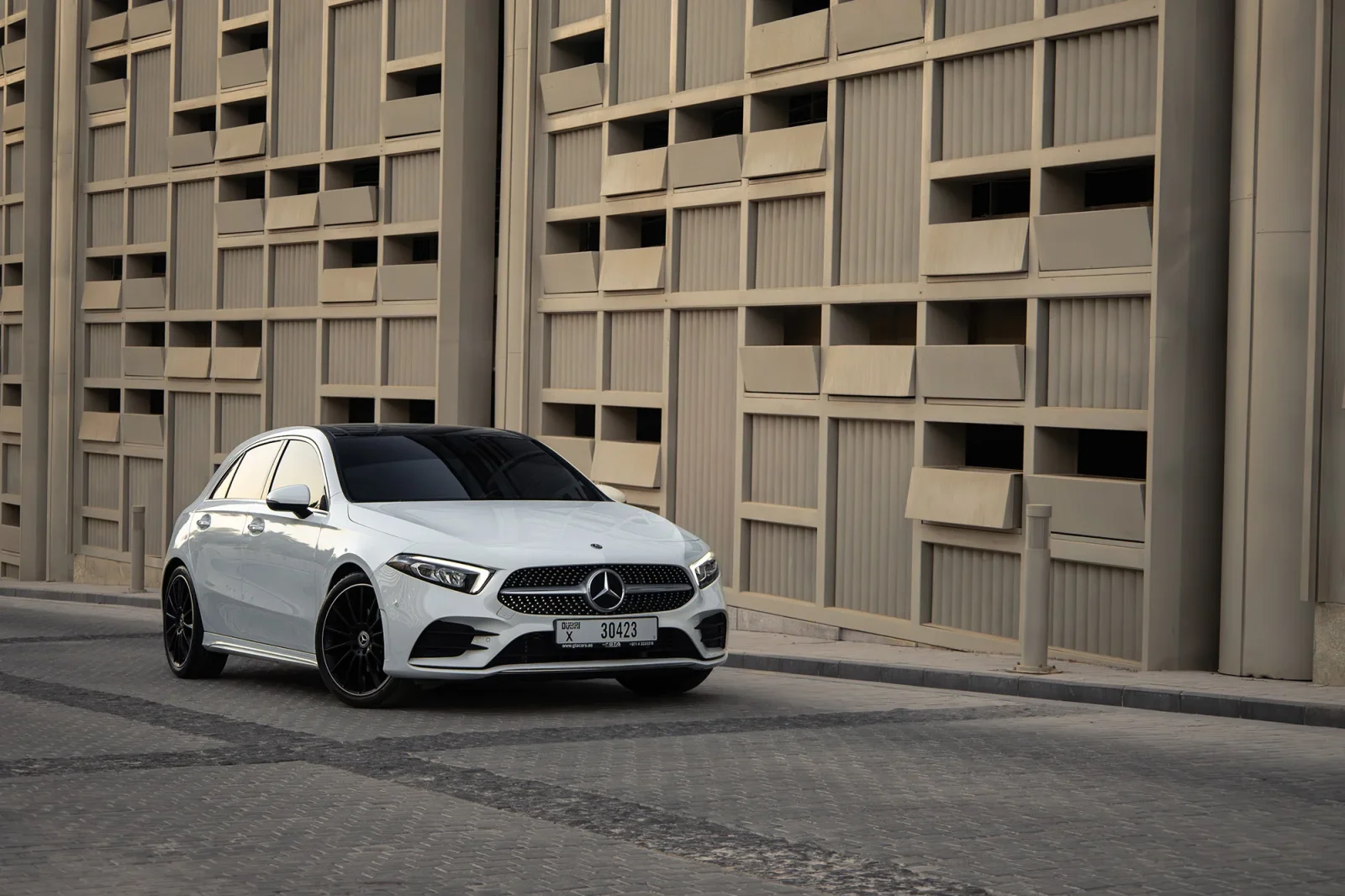 Miete Mercedes-Benz A-Class 200 Weiß 2023 in der Dubai
