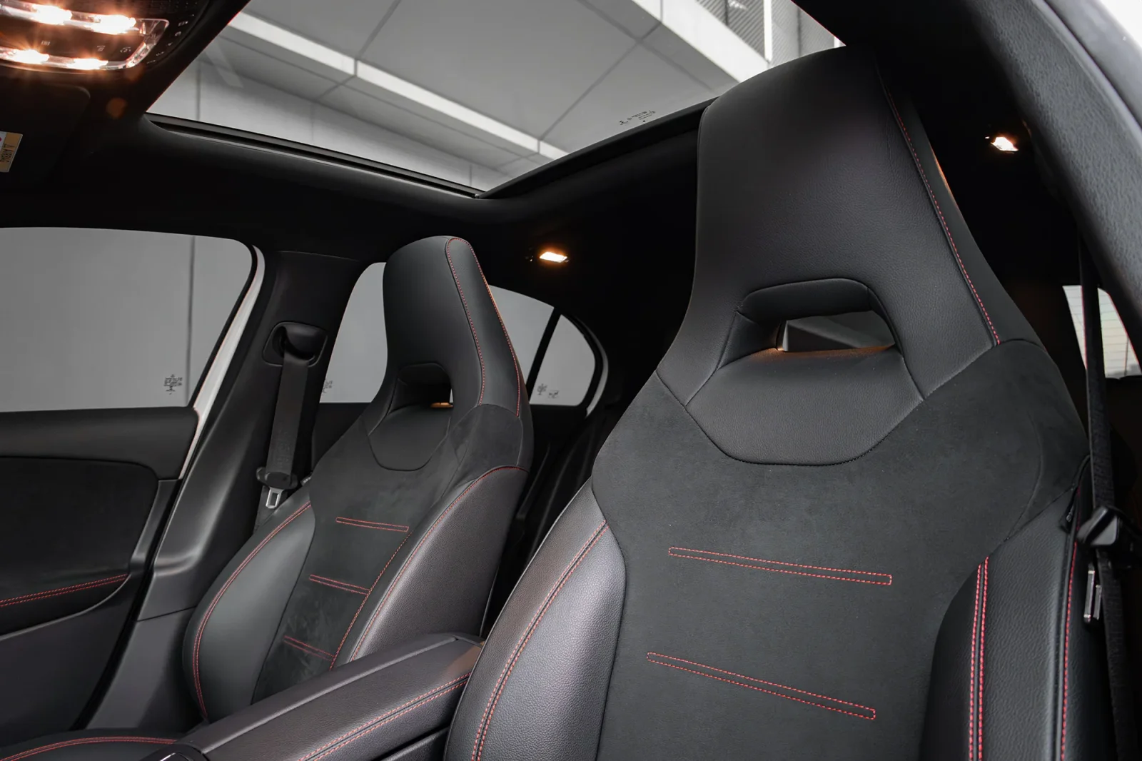 Miete Mercedes-Benz A-Class 200 Weiß 2023 in der Dubai - 12 