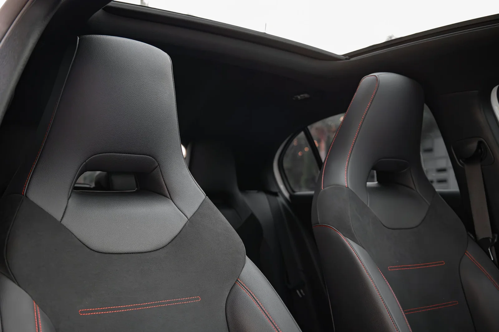 Miete Mercedes-Benz A-Class 200 Weiß 2023 in der Dubai - 3 