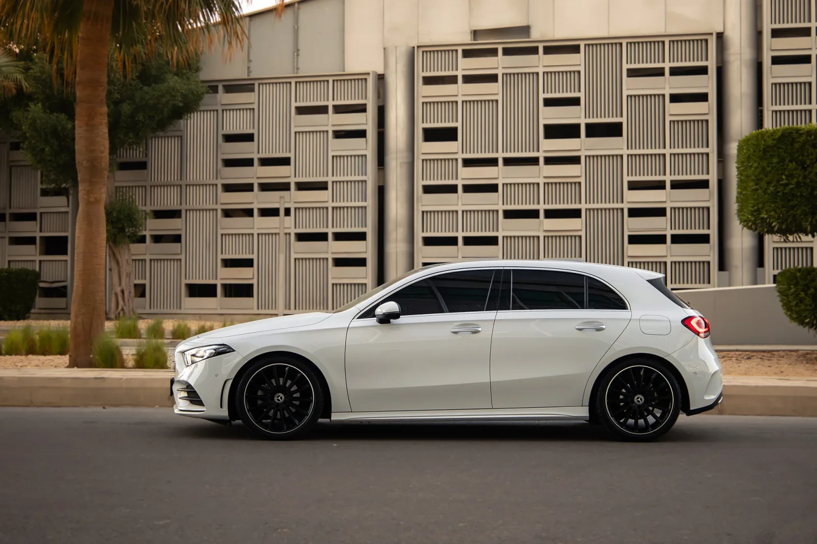 Miete Mercedes-Benz A-Class 200 Weiß 2023 in der Dubai - 9 