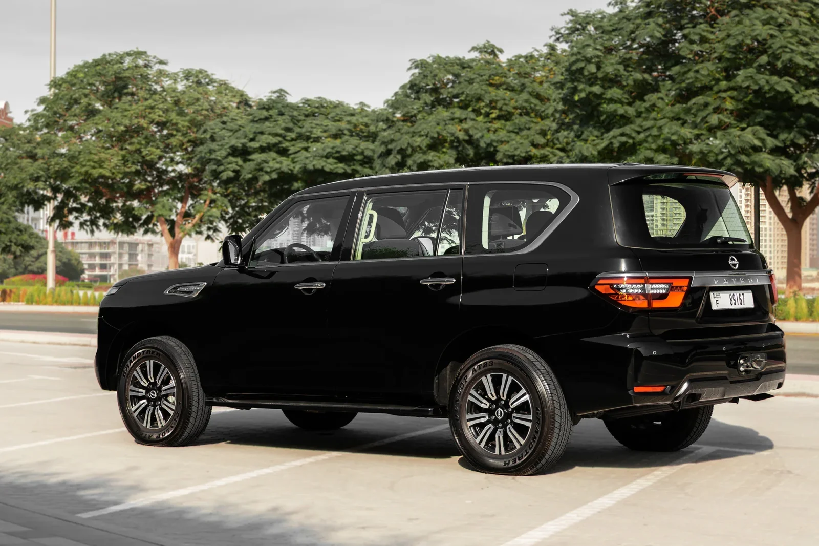 Kiralık Nissan Patrol  Siyah 2024 içinde Dubai - 13 