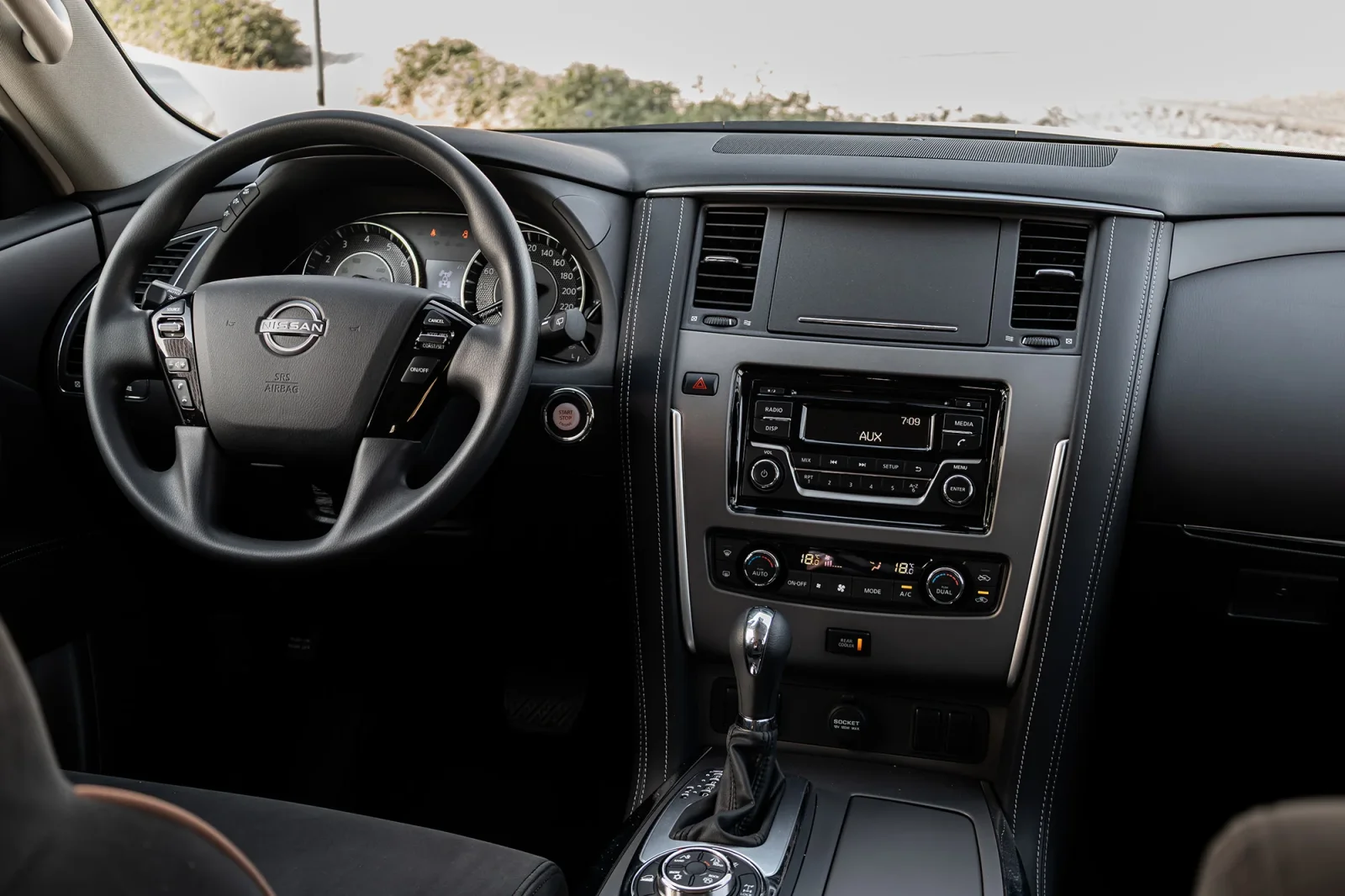 Kiralık Nissan Patrol  Siyah 2024 içinde Dubai - 4 