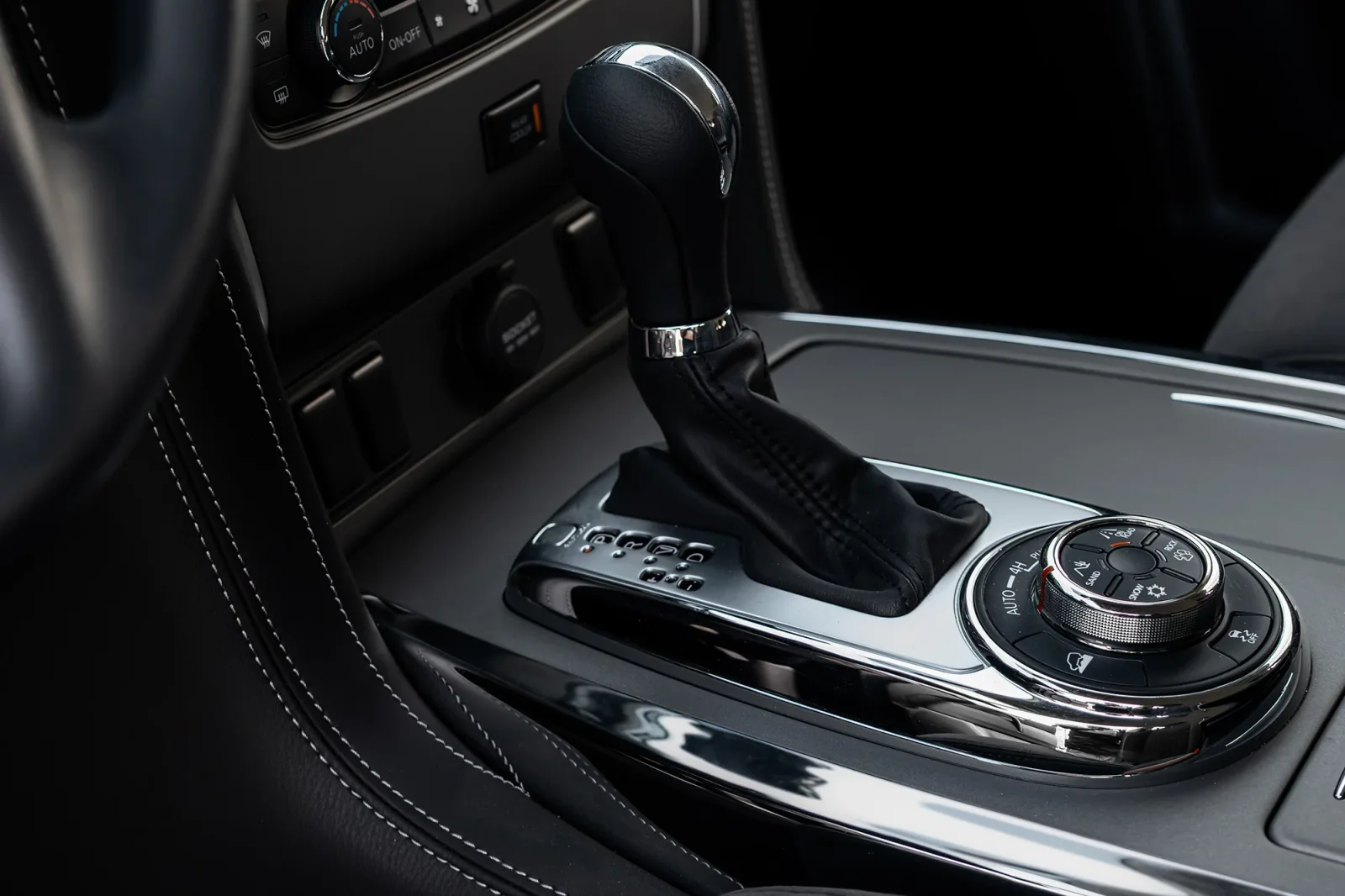 Kiralık Nissan Patrol  Siyah 2024 içinde Dubai - 5 