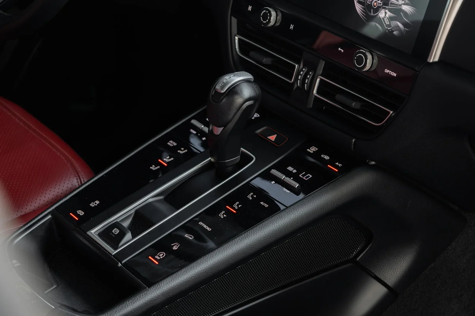 Huren Porsche Macan  Wit 2024 in Dubai - 6 