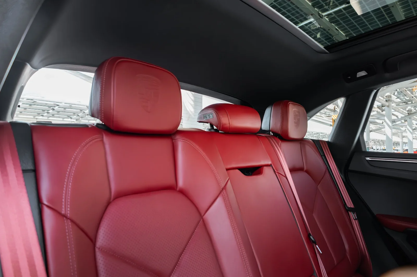 Huren Porsche Macan  Wit 2024 in Dubai - 12 