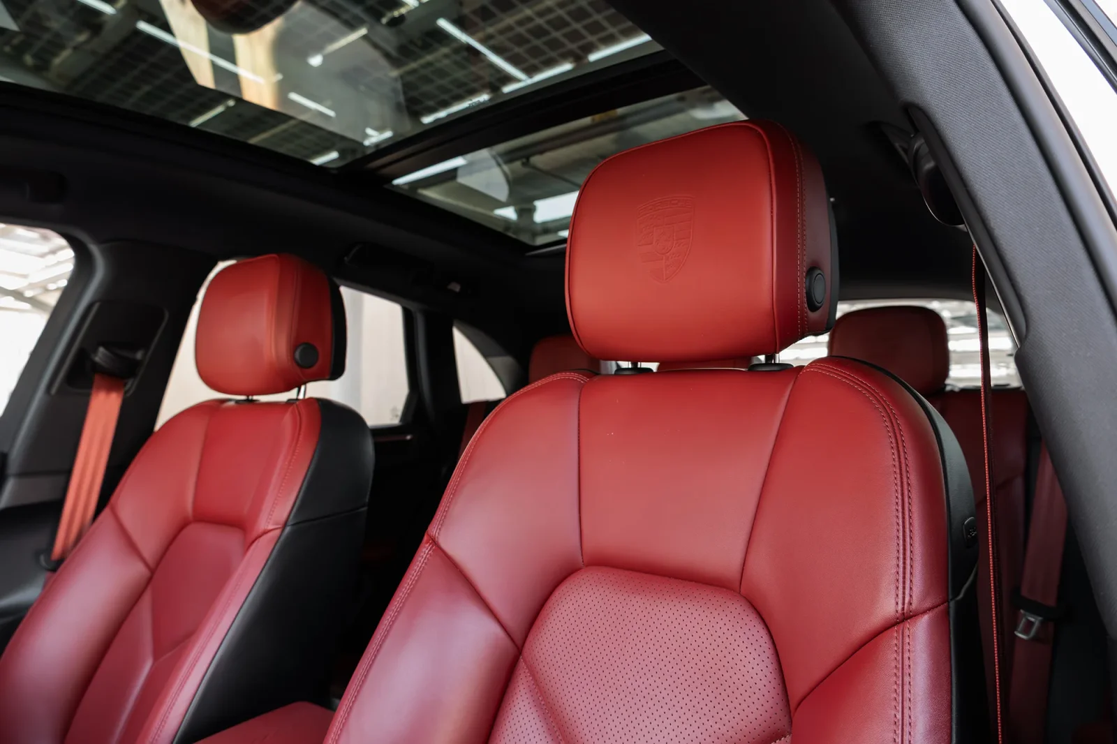 Huren Porsche Macan  Wit 2024 in Dubai - 3 