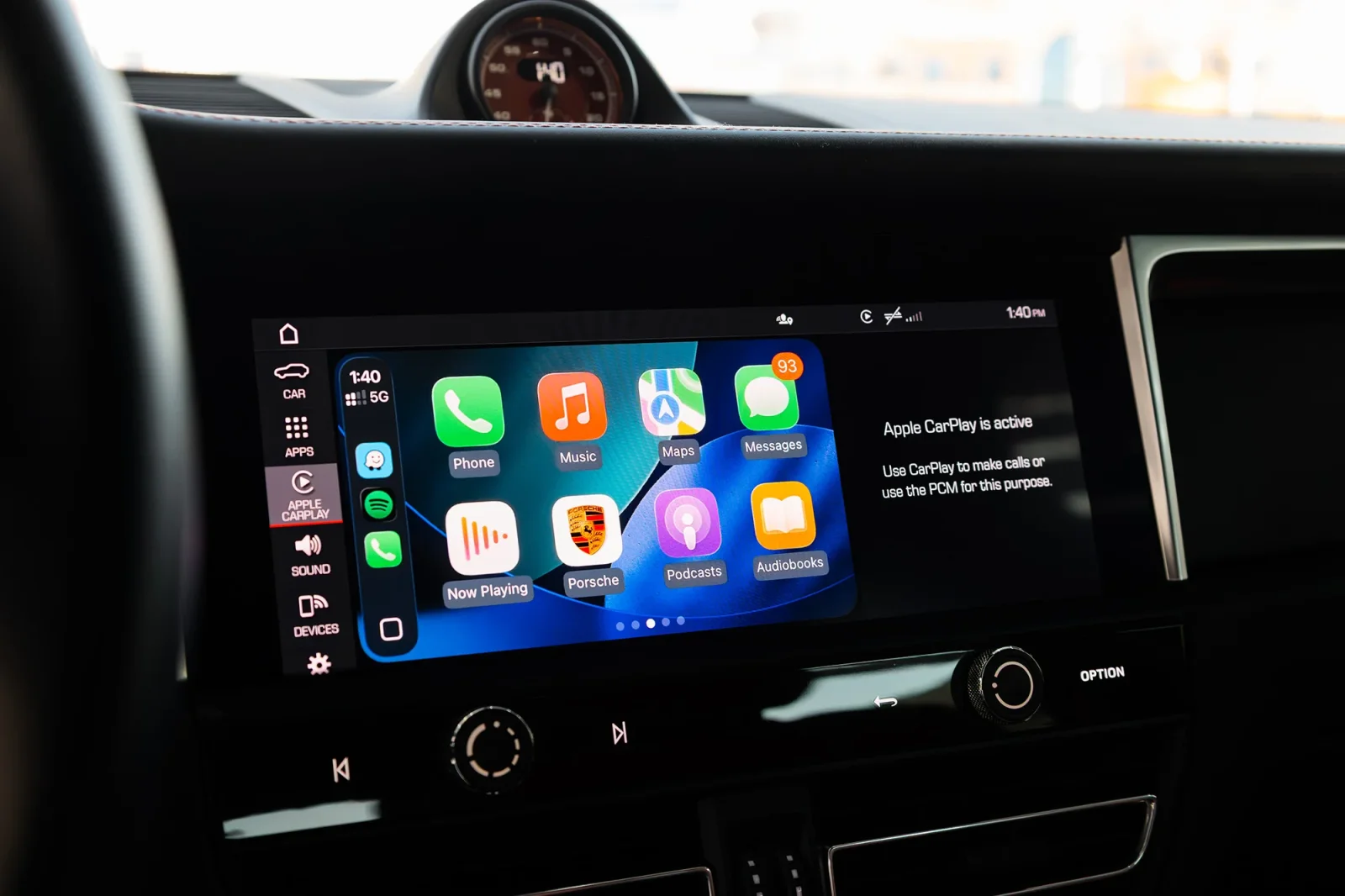 Huren Porsche Macan  Wit 2024 in Dubai - 5 